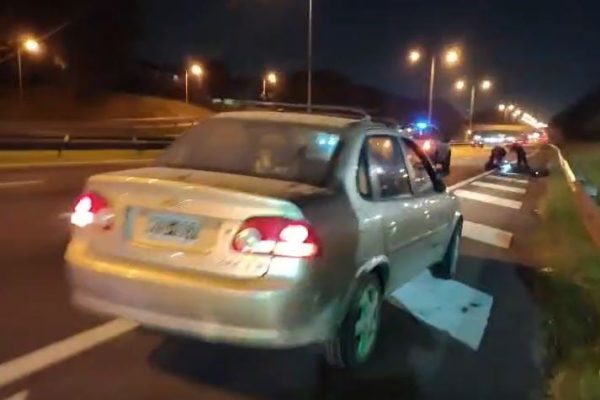 Vuelco y corte parcial en la avenida General Paz: un conductor resultó herido y debió ser trasladado por el SAME aéreo