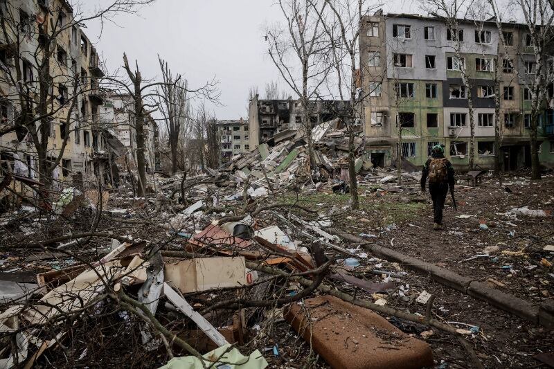 Un militar ucraniano camina cerca de edificios de apartamentos dañados por un ataque militar ruso, en medio del ataque de Rusia contra Ucrania, en la ciudad de Kostiantynivka, en la región de Donetsk, Ucrania, el 20 de diciembre de 2025 (Oleg Petrasiuk/Servicio de Prensa de la 24.ª Brigada Mecanizada Separada Rey Danylo de las Fuerzas Armadas de Ucrania)