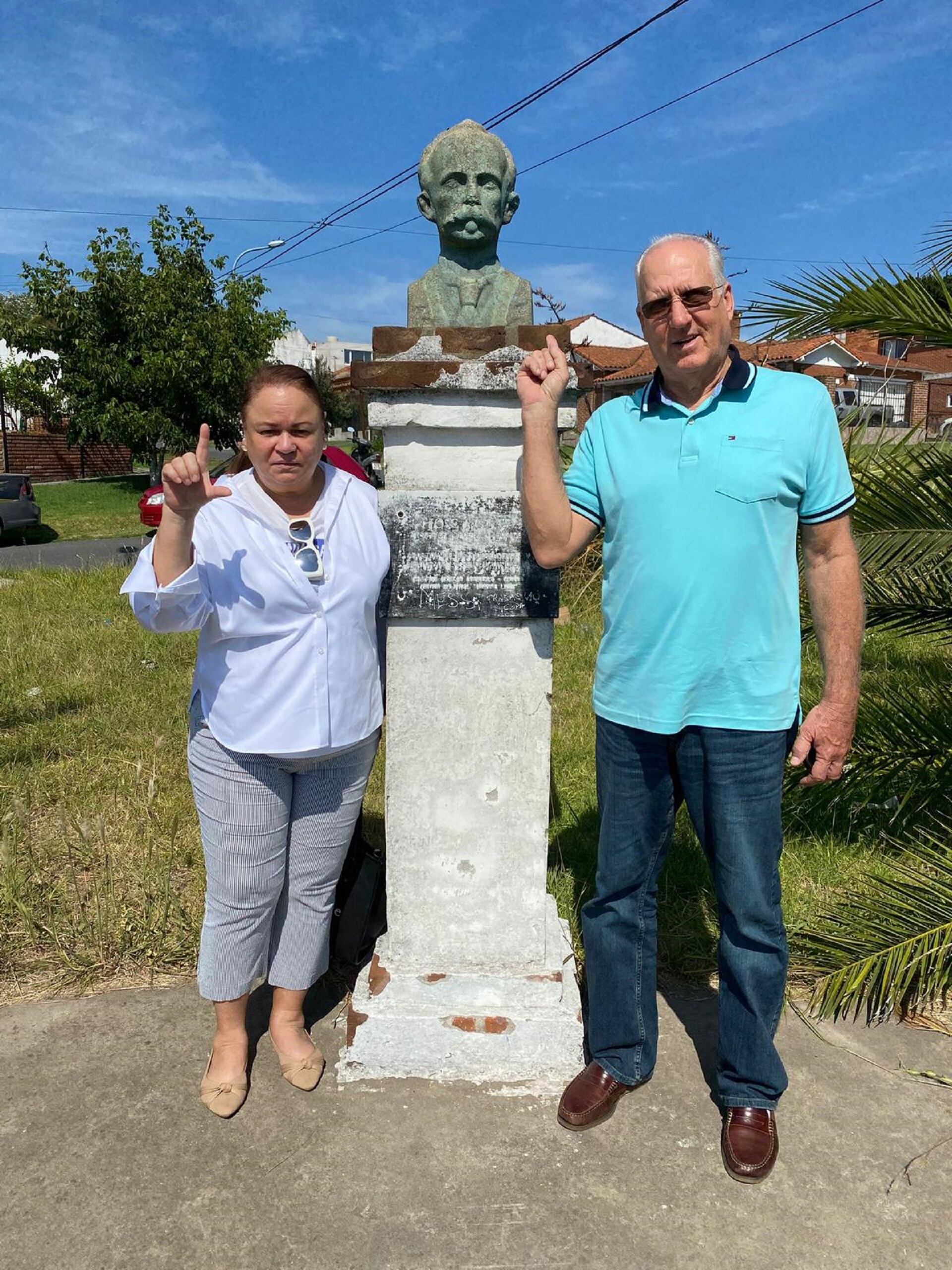 Zoé Valdés e Ibrahim Bosch frente a un busto de José Martí