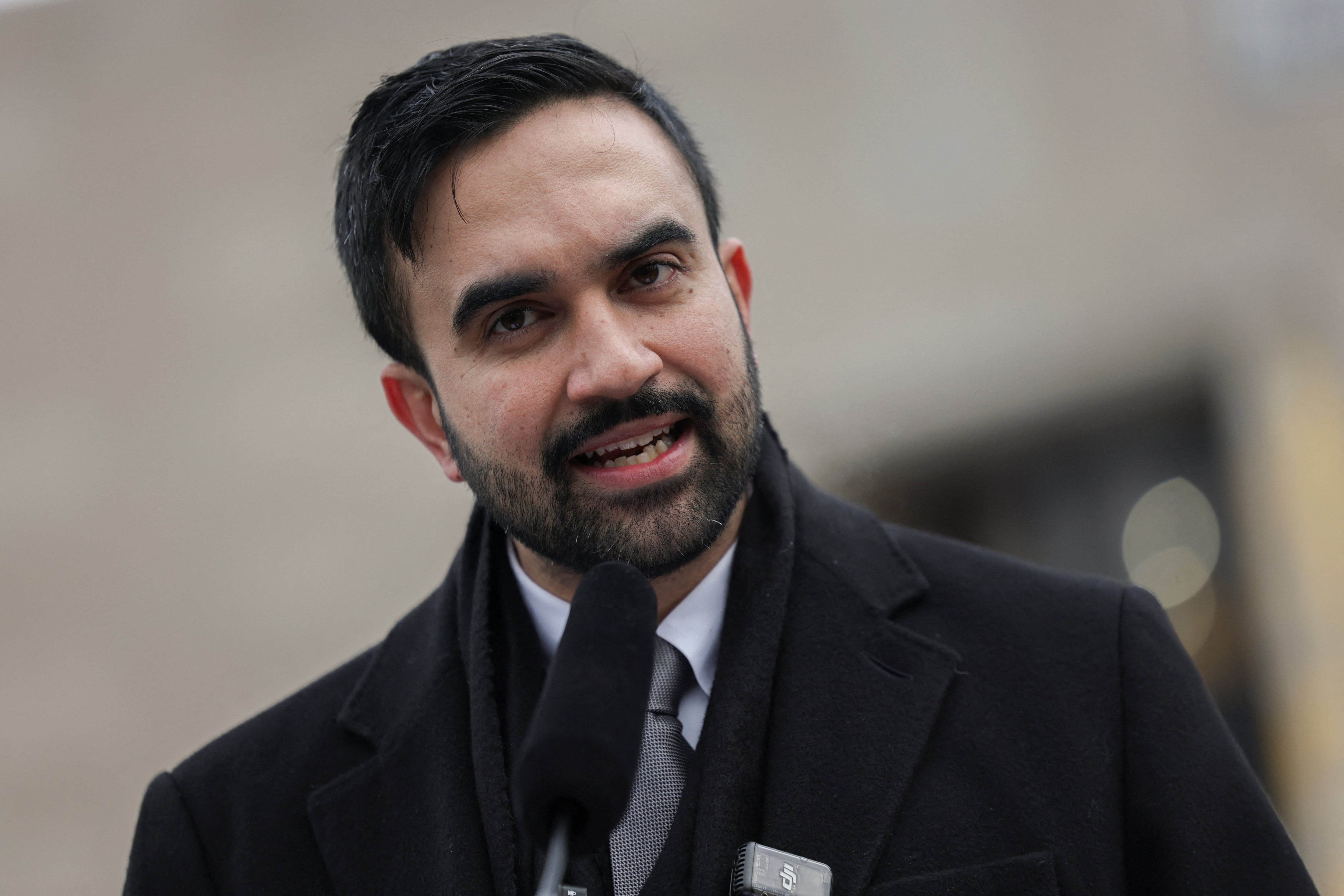 El alcalde de la ciudad de Nueva York, Zohran Mamdani, habla durante una conferencia de prensa en Grand Army Plaza en el distrito de Brooklyn de la ciudad de Nueva York (REUTERS/Jeenah Moon)
