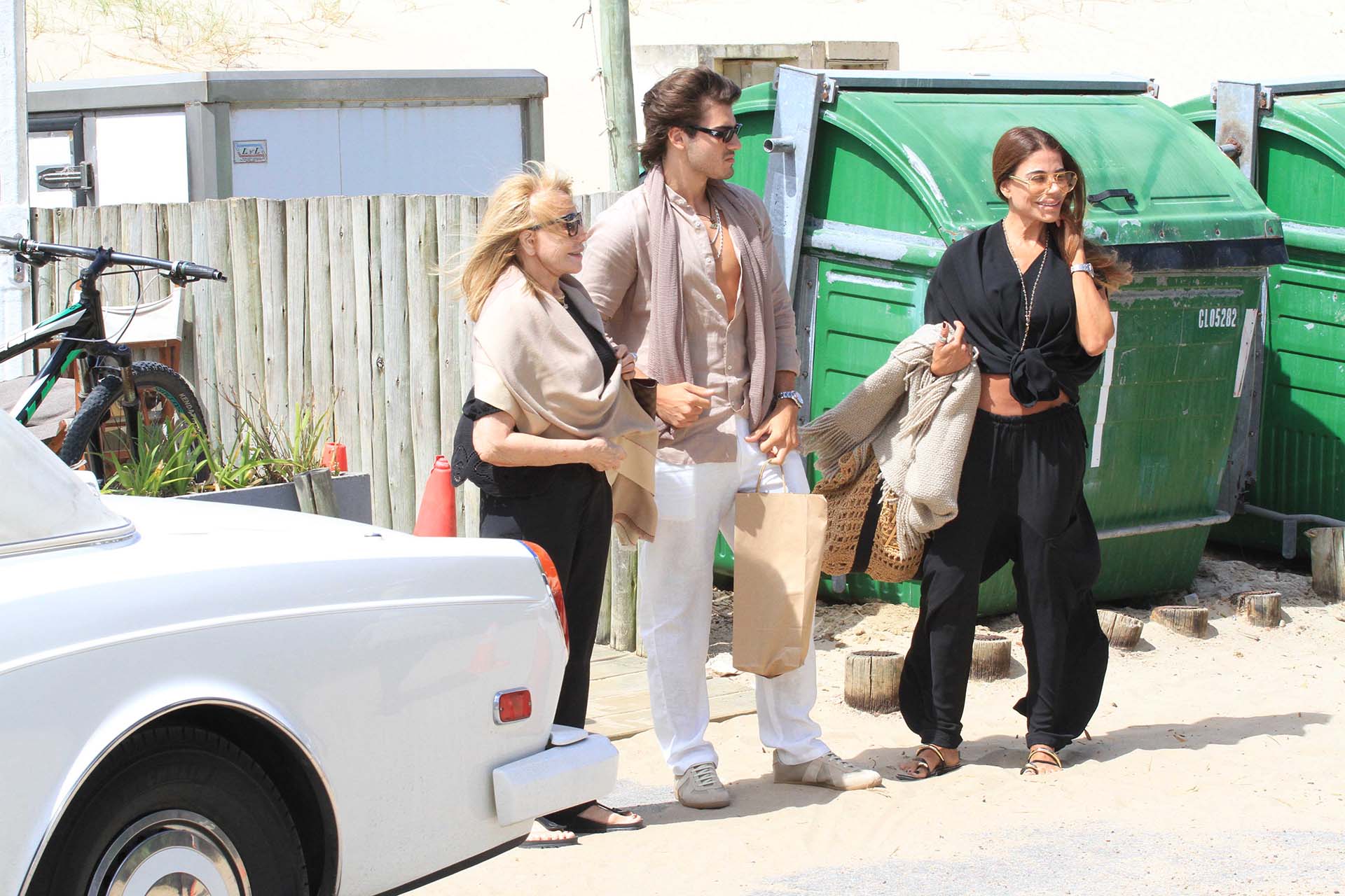 Los estilos elegidos por Zulema y Zulemita destacaron por la elegancia y comodidad en tonos oscuros, acorde al ambiente sofisticado de José Ignacio