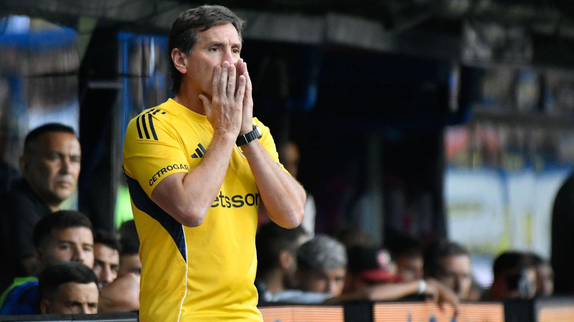 Claudio Úbeda se mostró muy activo en el banco de suplentes durante el duelo contra Newell's (Fotobaires)