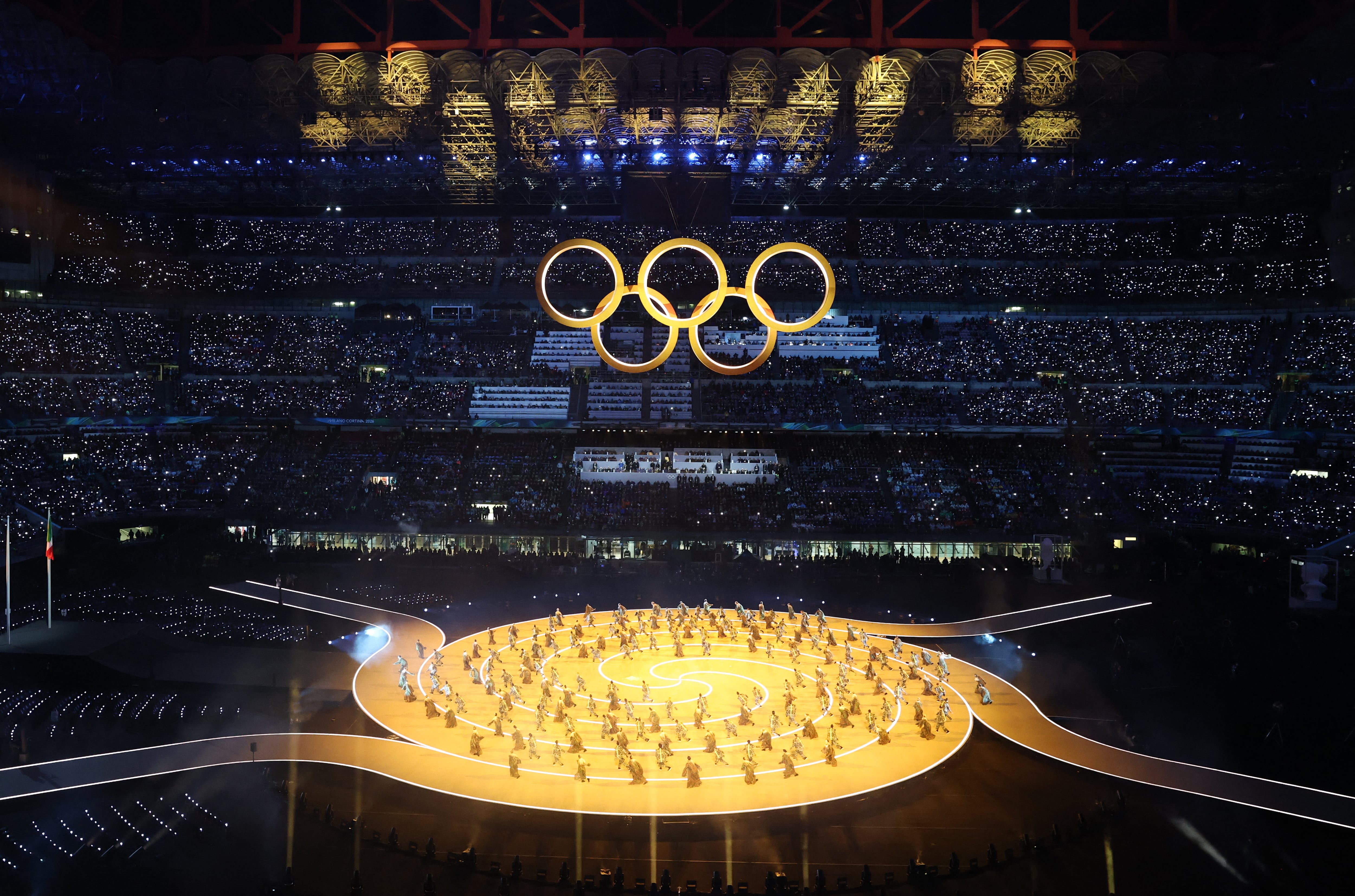 La gala de apertura se llevó a cabo en San Siro y contó con la particularidad de que el desfile de las delegaciones se llevó a cabo en todas las sedes para que el conjunto de los deportistas pueda participar si no podía trasladarse a Milán