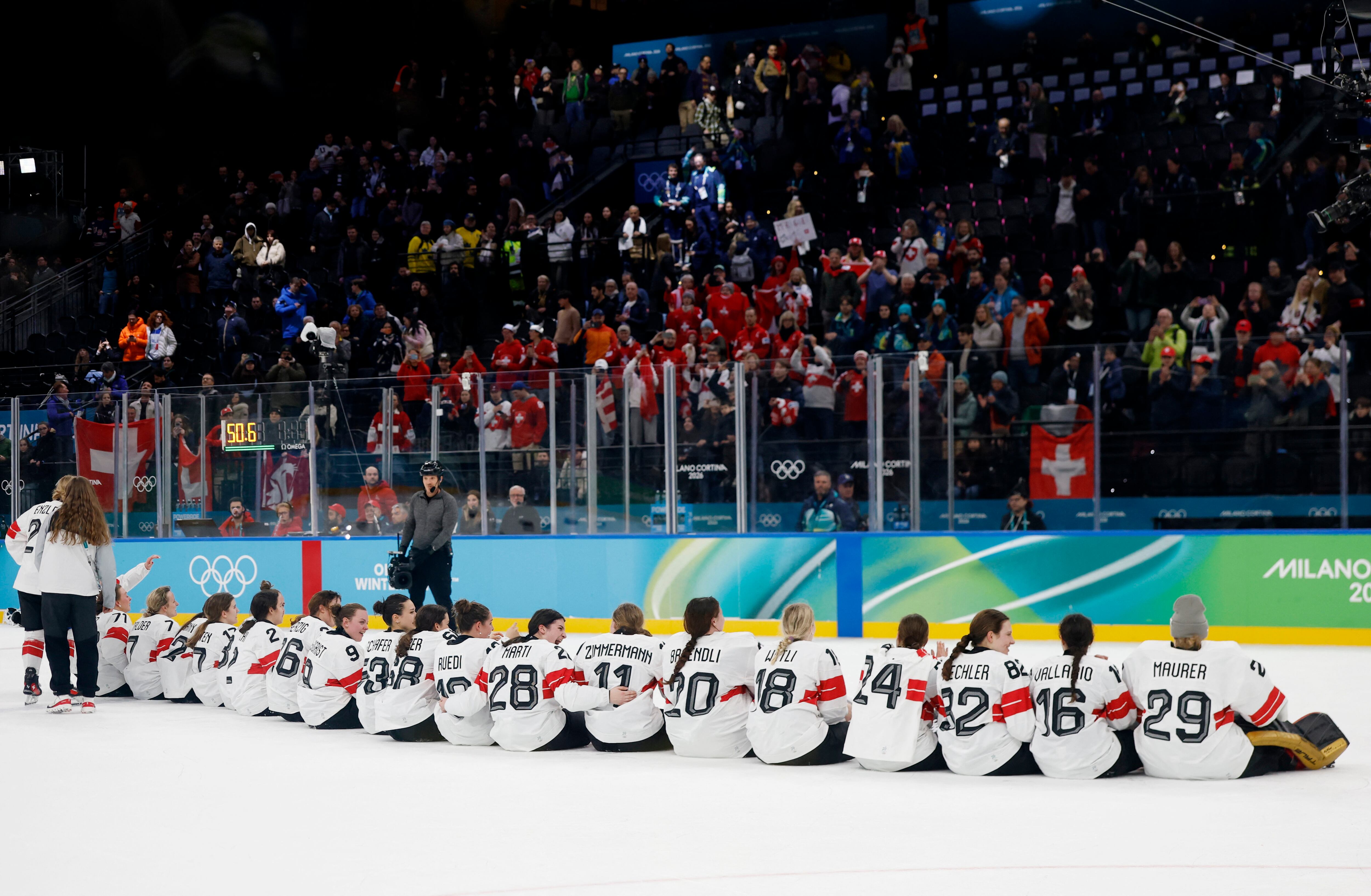 Las jugadoras de Suiza celebran con su público tras ganar la medalla de bronce ante Suecia en hockey sobre hielo