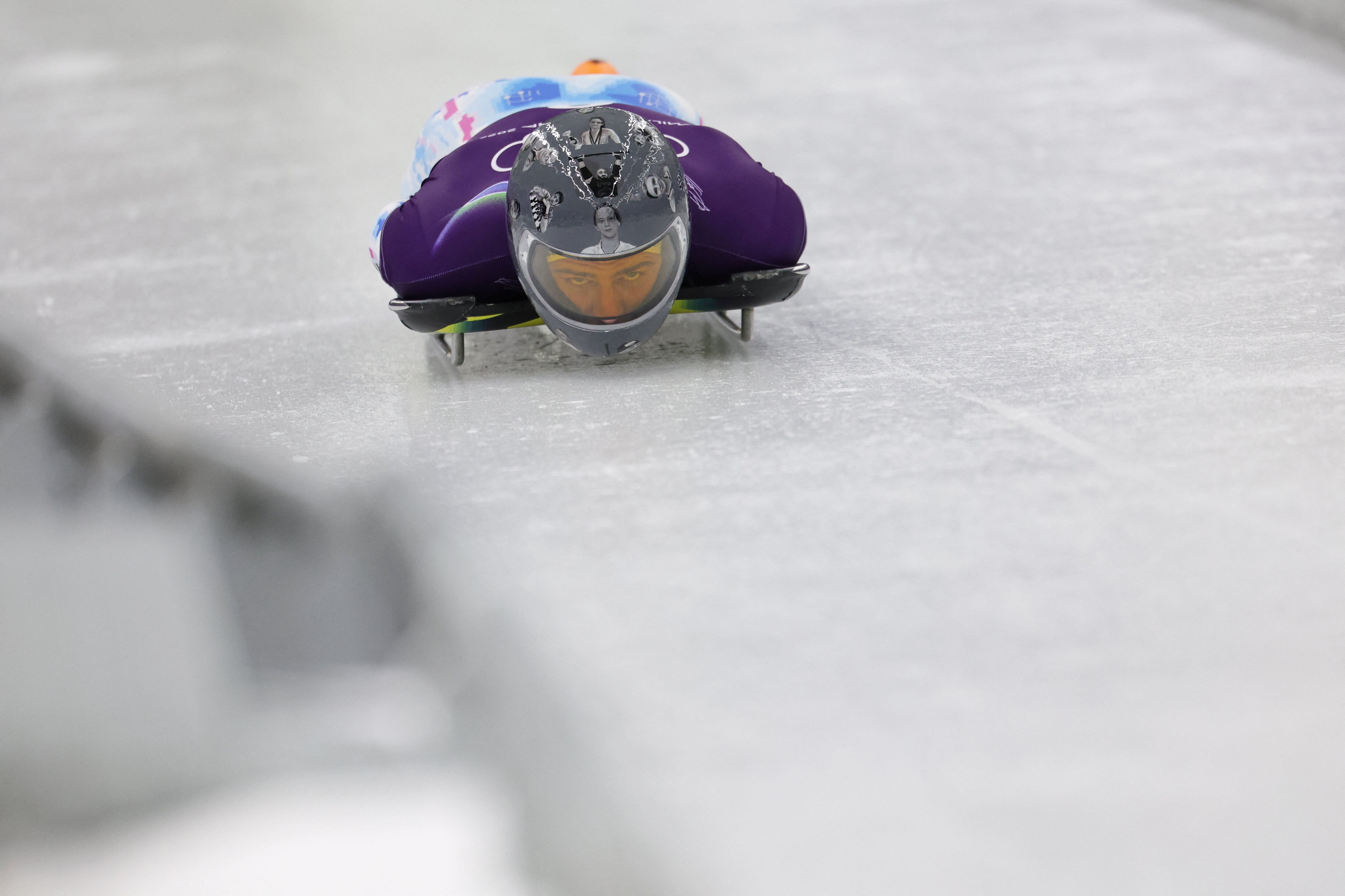 El skeleton es uno de los deportes de invierno más antiguos. Es una disciplina en la que el atleta comienza de pie, como en el bobsleigh, y tras el impulso inicial, salta boca abajo sobre el trineo, descendiendo por la pista helada a 130 o 140 kilómetros por hora y guiando el vehículo con movimientos corporales