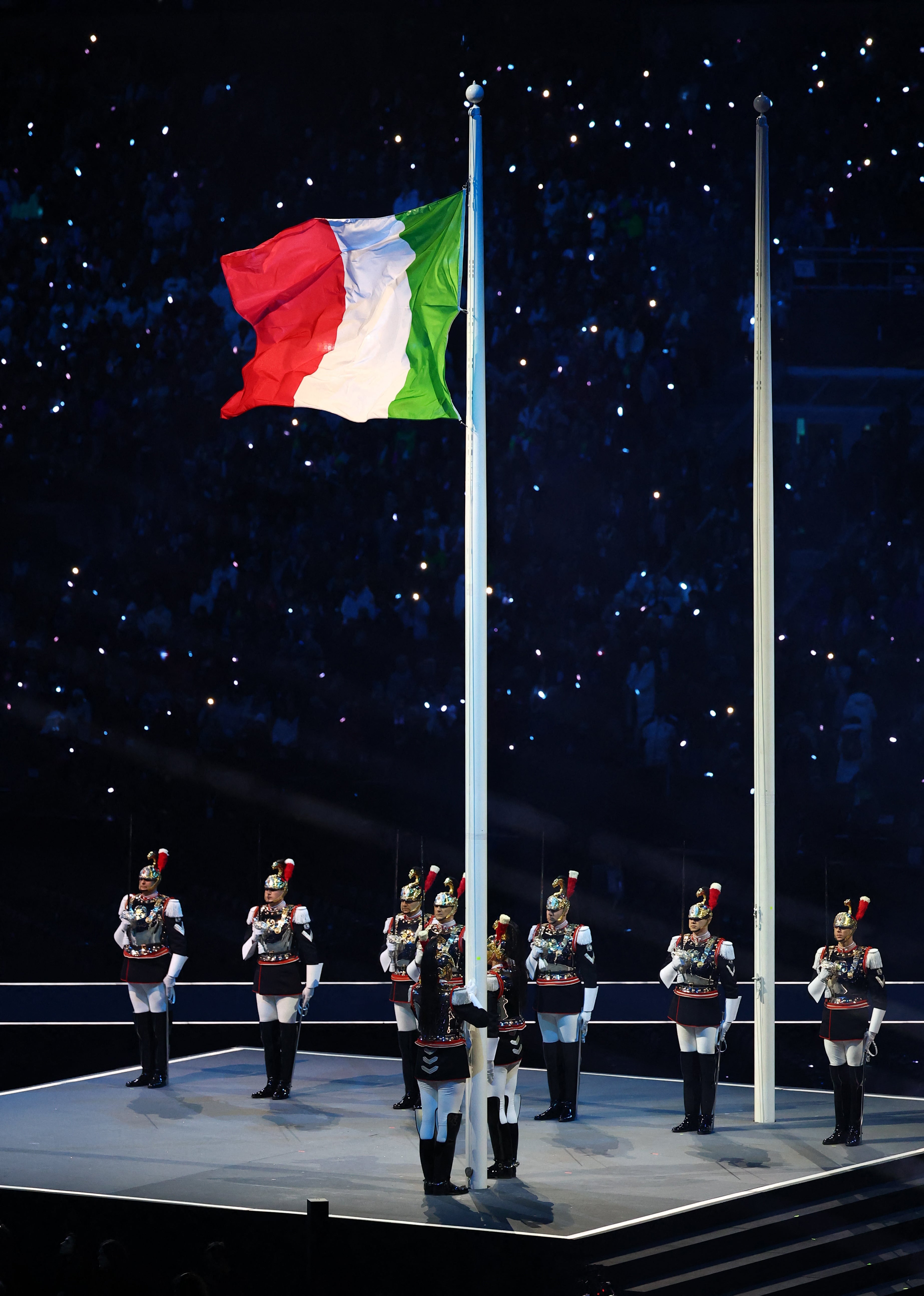 La bandera de Italia fue izada al inicio de la ceremonia de apertura en San Siro