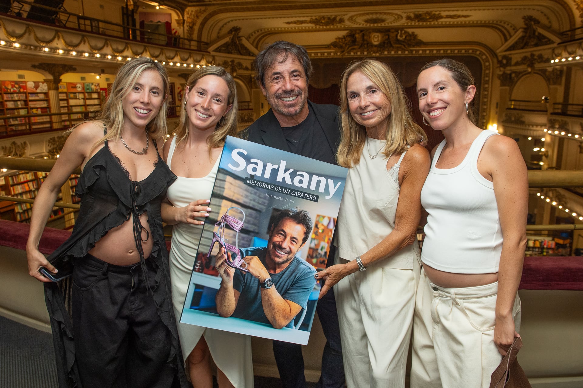 Ricky Sarkany junto a su mujer, Graciela Papini y sus hijas Violeta, Clara y Josefina 