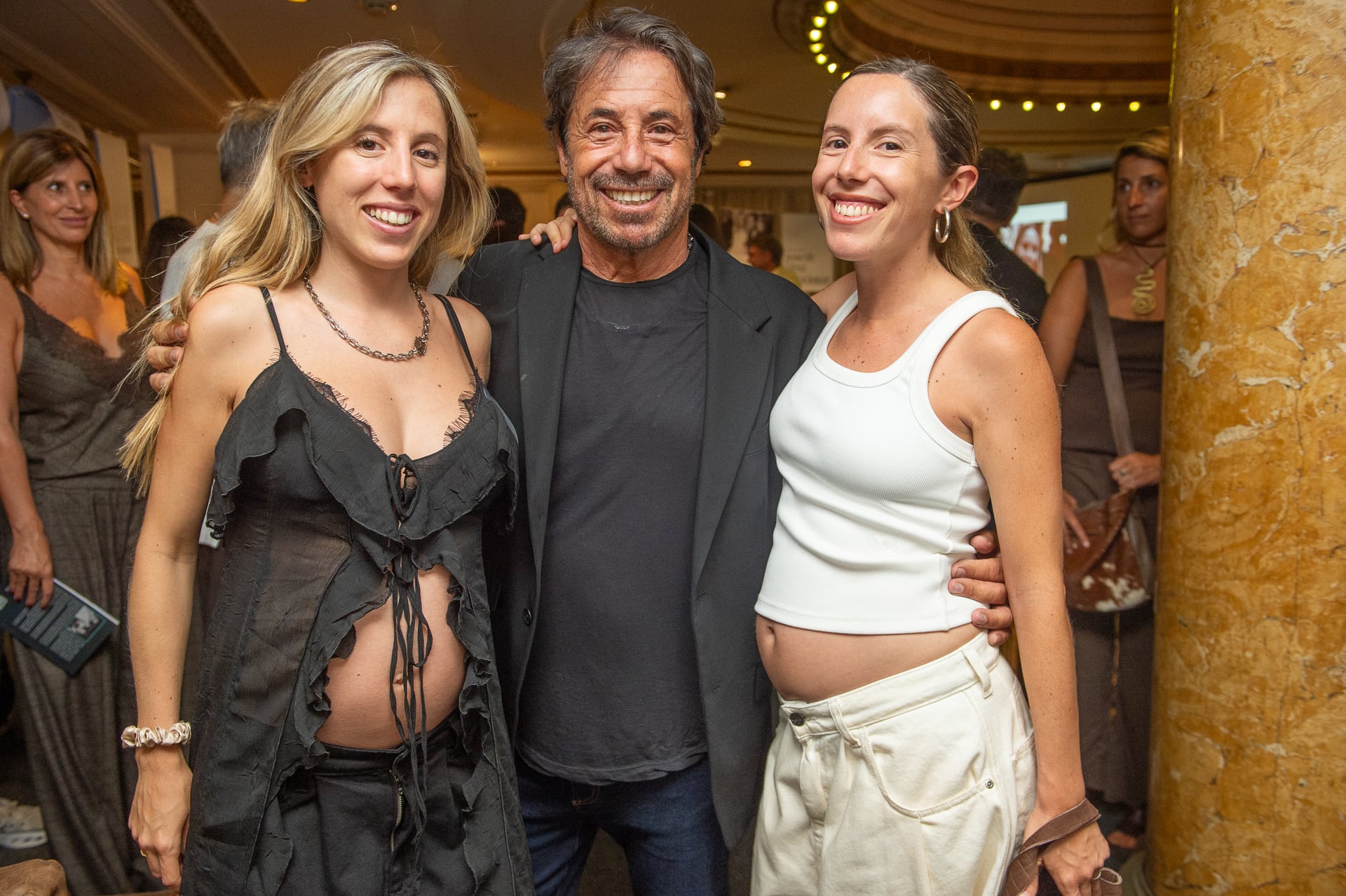 Ricky Sarkany junto a sus hijas Clara y Josefina, ambas en la dulce espera 