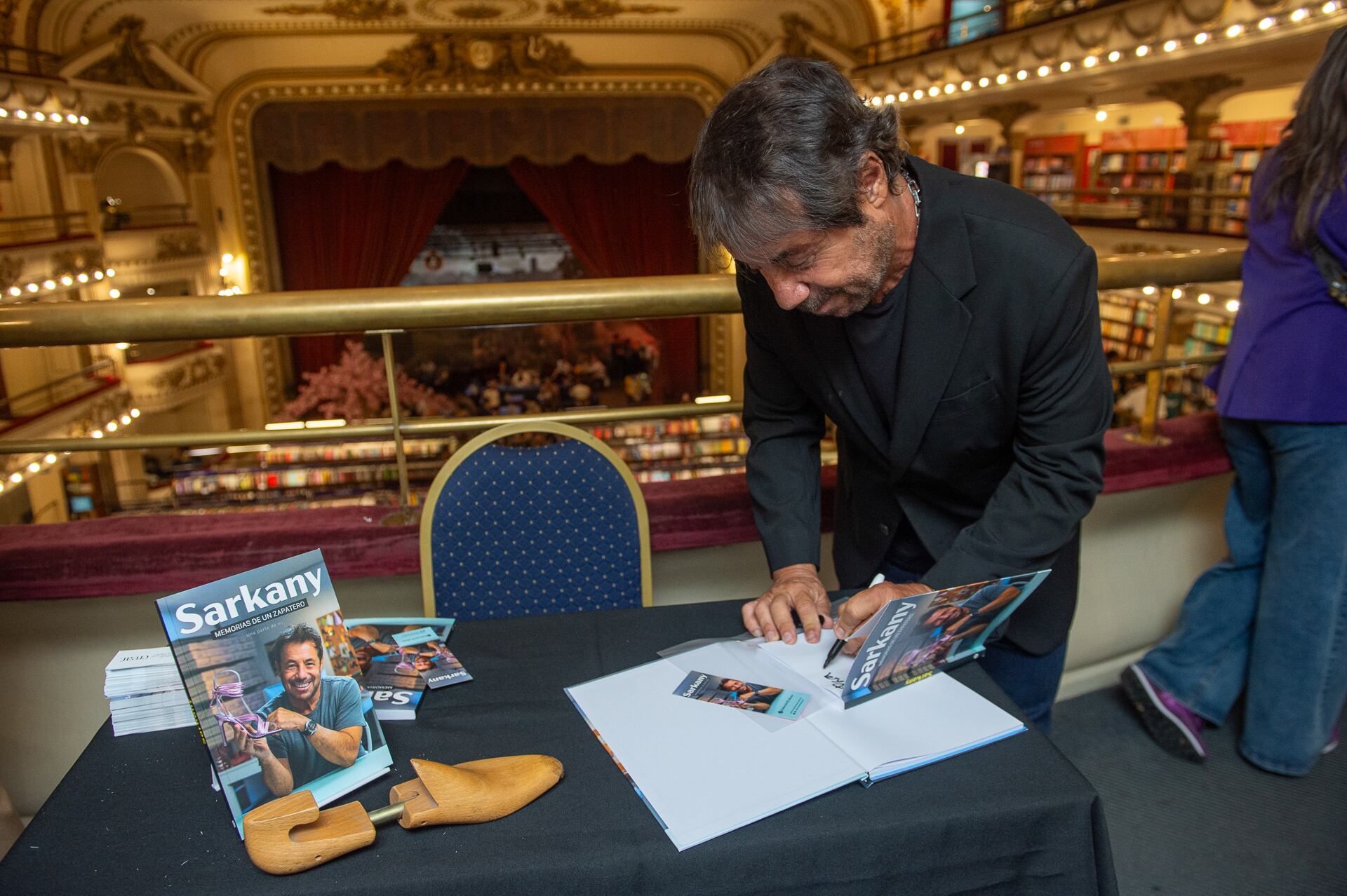 El empresario durante la firma de los libros que les obsequió a los invitados 