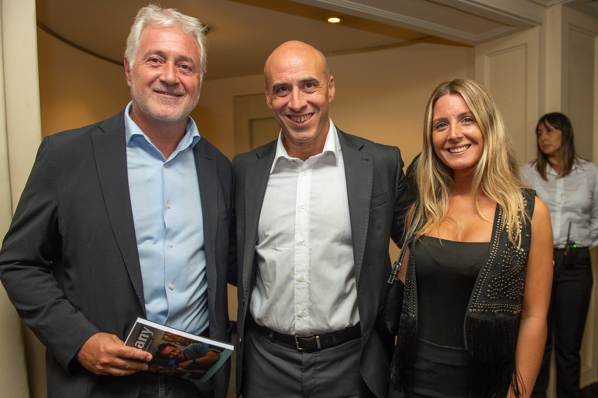 Matías Patanian, vicepresidente de Aeropuertos Argentina 2000, junto a Esteban Trebucq y Sol Simunovic