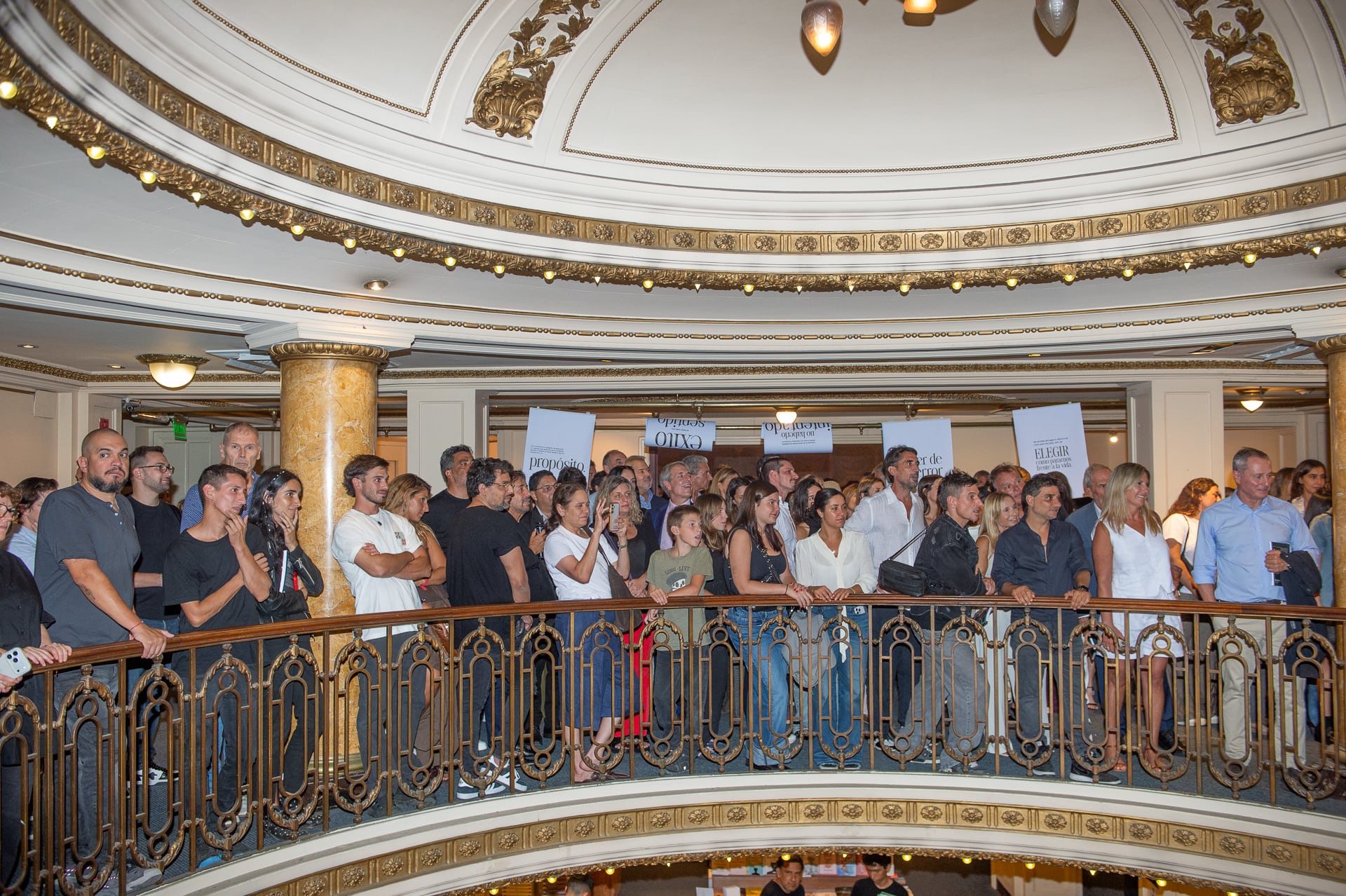 La imponente convocatoria copó el segundo piso de la tradicional librería de Recoleta 