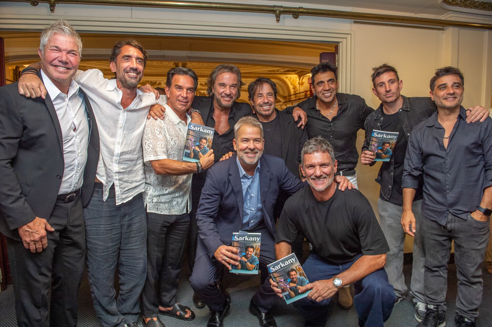 Ricky Sarkany junto a una parte de su grupo de amigos 