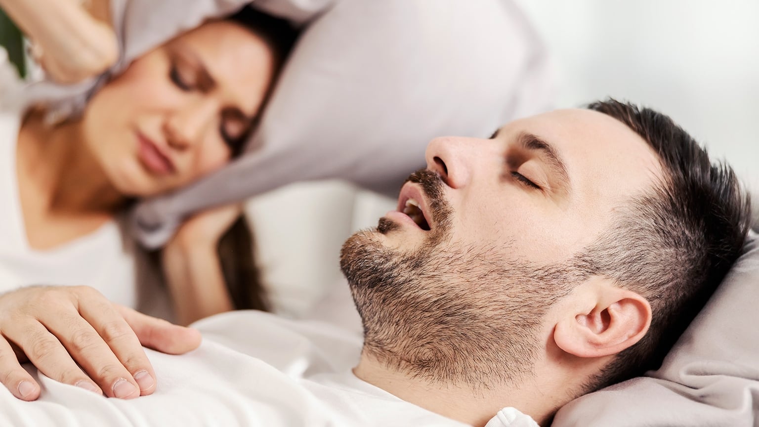 La apnea obstructiva del sueño genera interrupciones respiratorias nocturnas que aumentan el riesgo de hipertensión arterial y enfermedades cardiovasculares (Freepik)