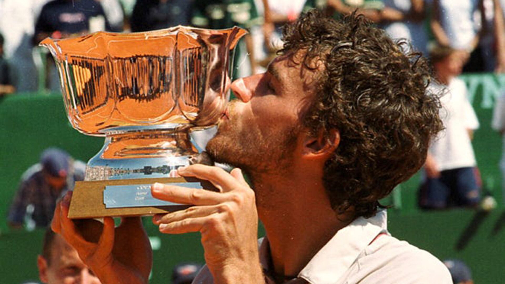 Gustavo Kuerten besa el trofeo del Argentina Open (Fuente: Set de Lectura / Eduardo Puppo)