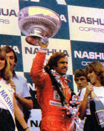 El Lole celebrando en el podio, pese a que no se llevó los nueve puntos... (Créditos: Archivo Revista CORSA)