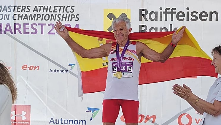 Su entrenamiento combina 64 kilómetros semanales trabajo de fuerza e intervalos a ritmos cercanos al de competición 