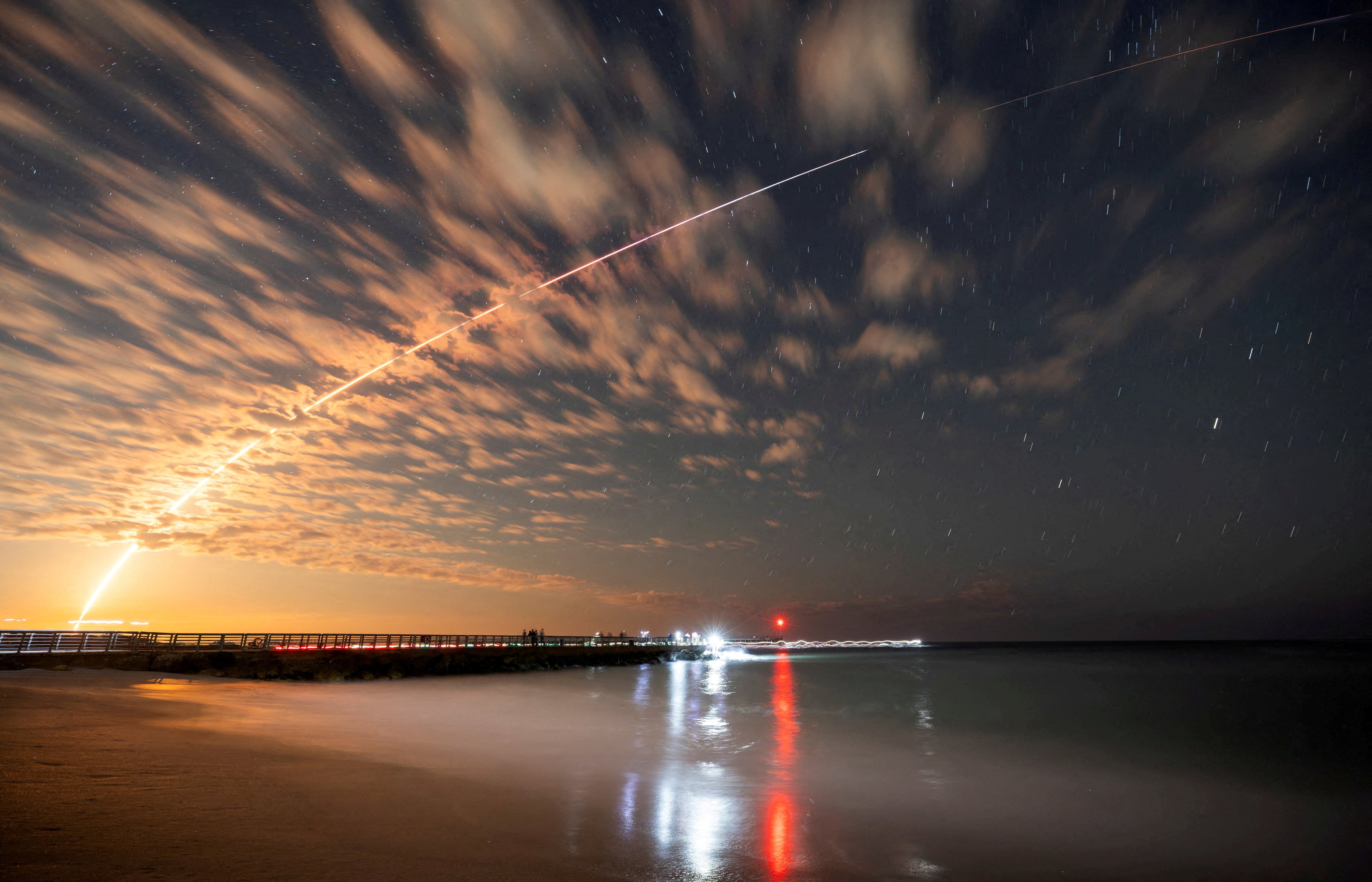 El fenómeno podría corresponderse con el paso de satélites Starlink visibles desde la costa uruguaya (REUTERS/Sam Wolfe/File Photo)
