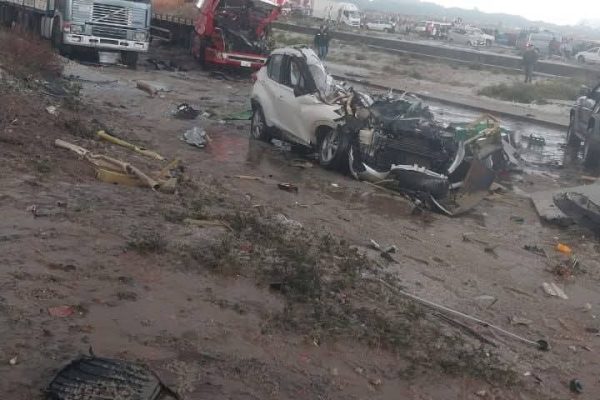 Accidente aéreo en Bolivia: un avión se estrelló contra una carretera cuando intentaba aterrizar