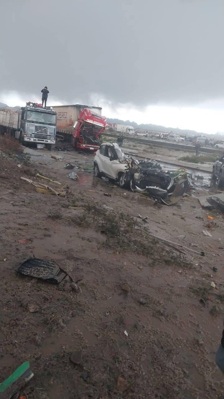Accidente aéreo en Bolivia: un avión se estrelló contra una carretera cuando intentaba aterrizar