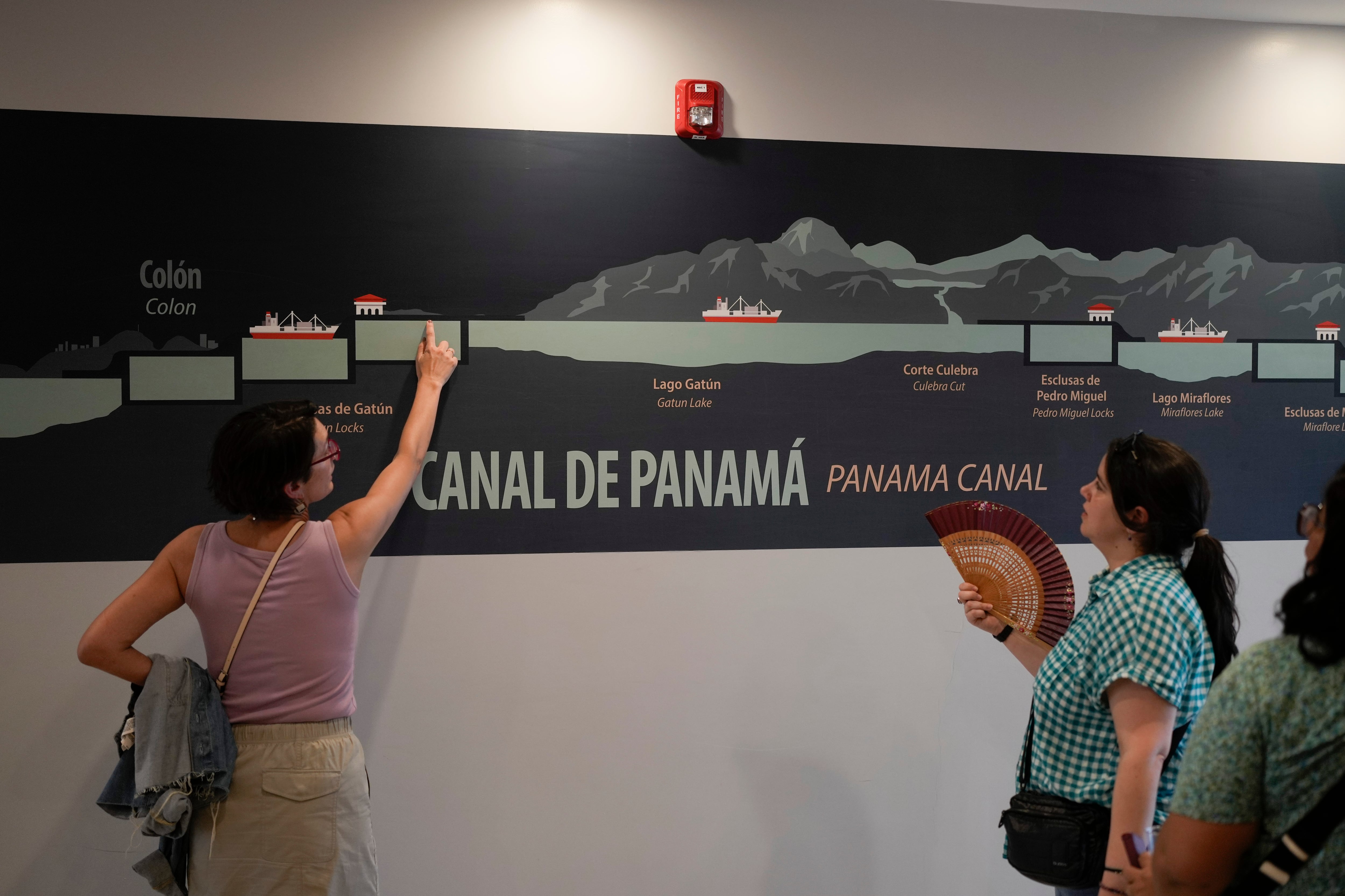 Los Centros de Visitantes del Canal de Panamá superaron el millón de visitas en el año fiscal 2025, con más de 1,003,911 personas que recorrieron estas instalaciones, consolidando su papel como uno de los principales atractivos turísticos del país. AP
