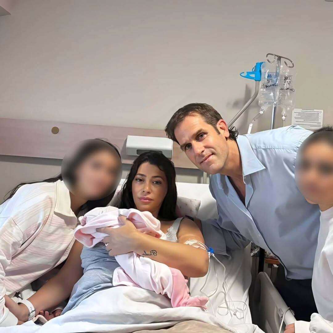 Schlenker junto a su esposa y su hija recién nacida