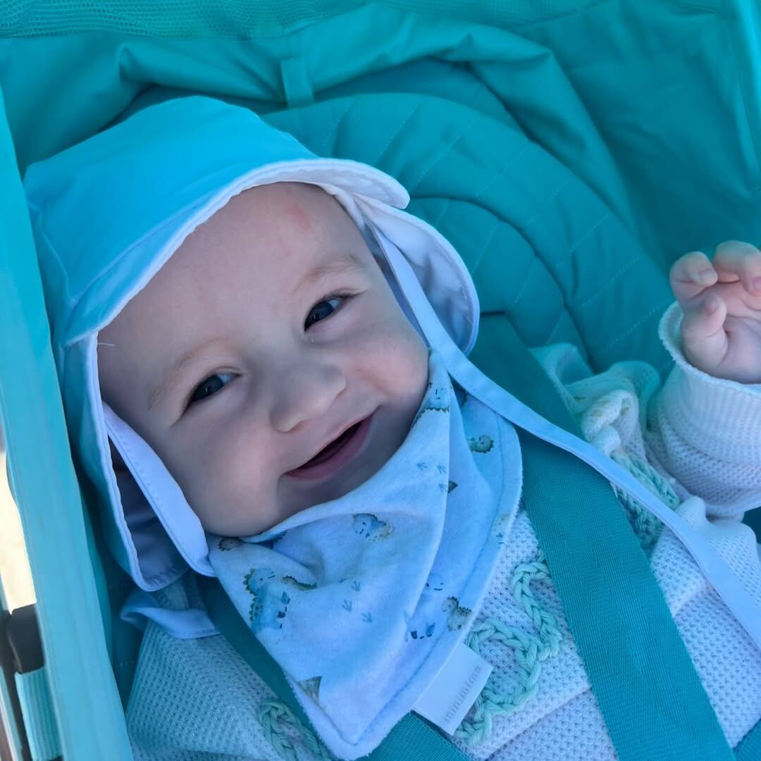 La modelo y panelista mostró a su bebé conociendo el mar por primera vez en imágenes que reflejan su felicidad y conexión familiar