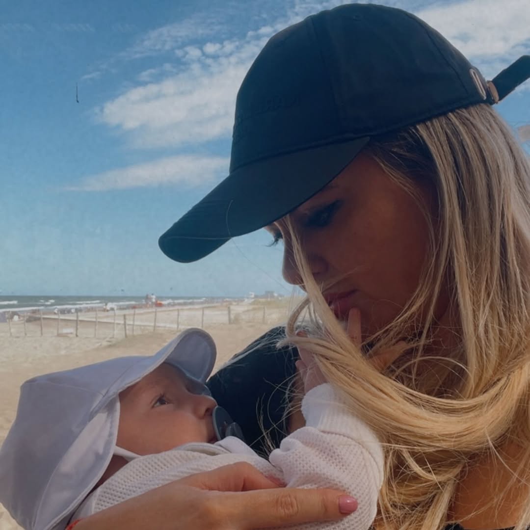 La abogada combinó sus looks veraniegos de moda con momentos de ternura, destacando la relación cómplice con su pequeño Manu