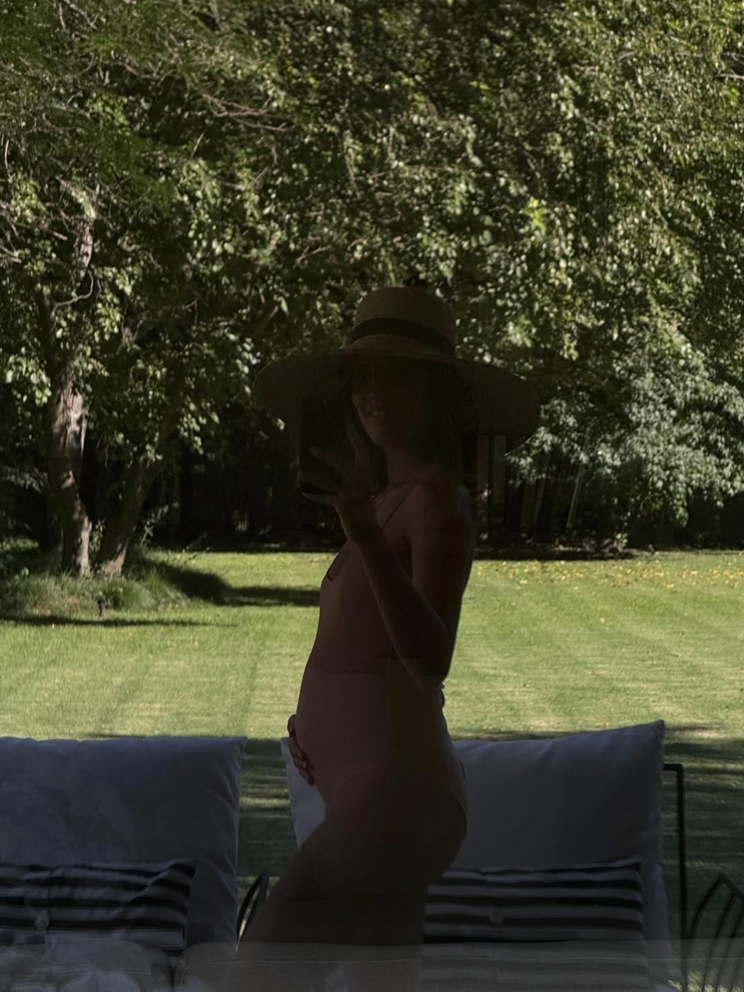 Taína Laurino, hija de Anamá Ferreira y Georgie Neuss, posa feliz mostrando su incipiente panza de embarazada, tras anunciar la dulce espera de su primer hijo.