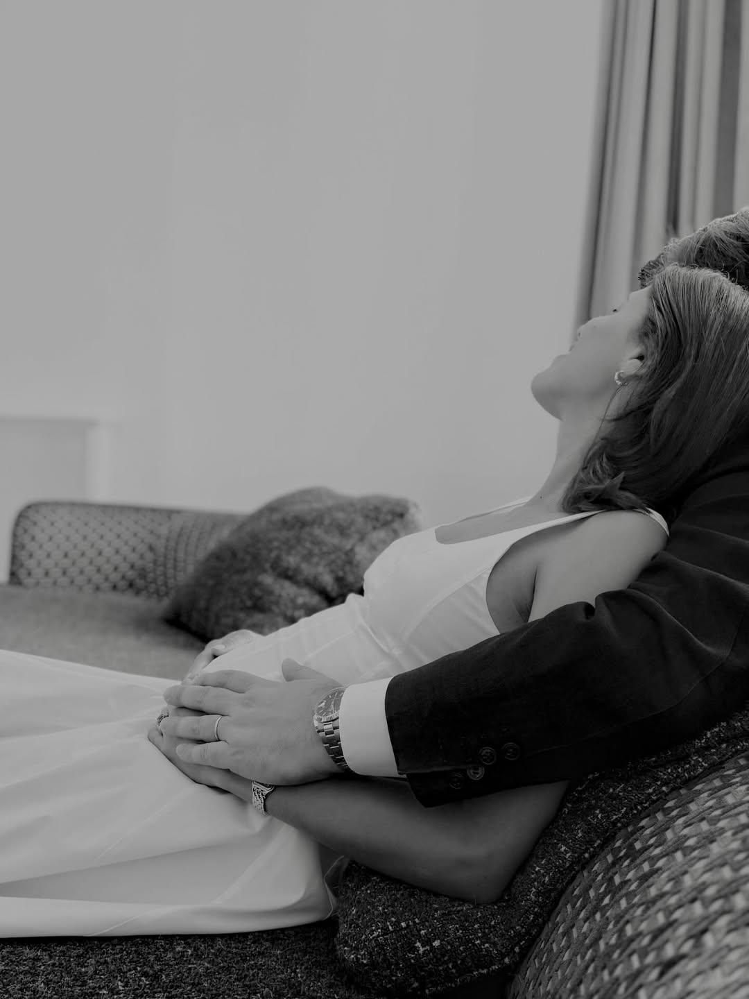 Taína Laurino, hija de Anamá Ferreira, y Georgie Neuss comparten un momento íntimo, anunciando con alegría la dulce espera de su primer bebé.