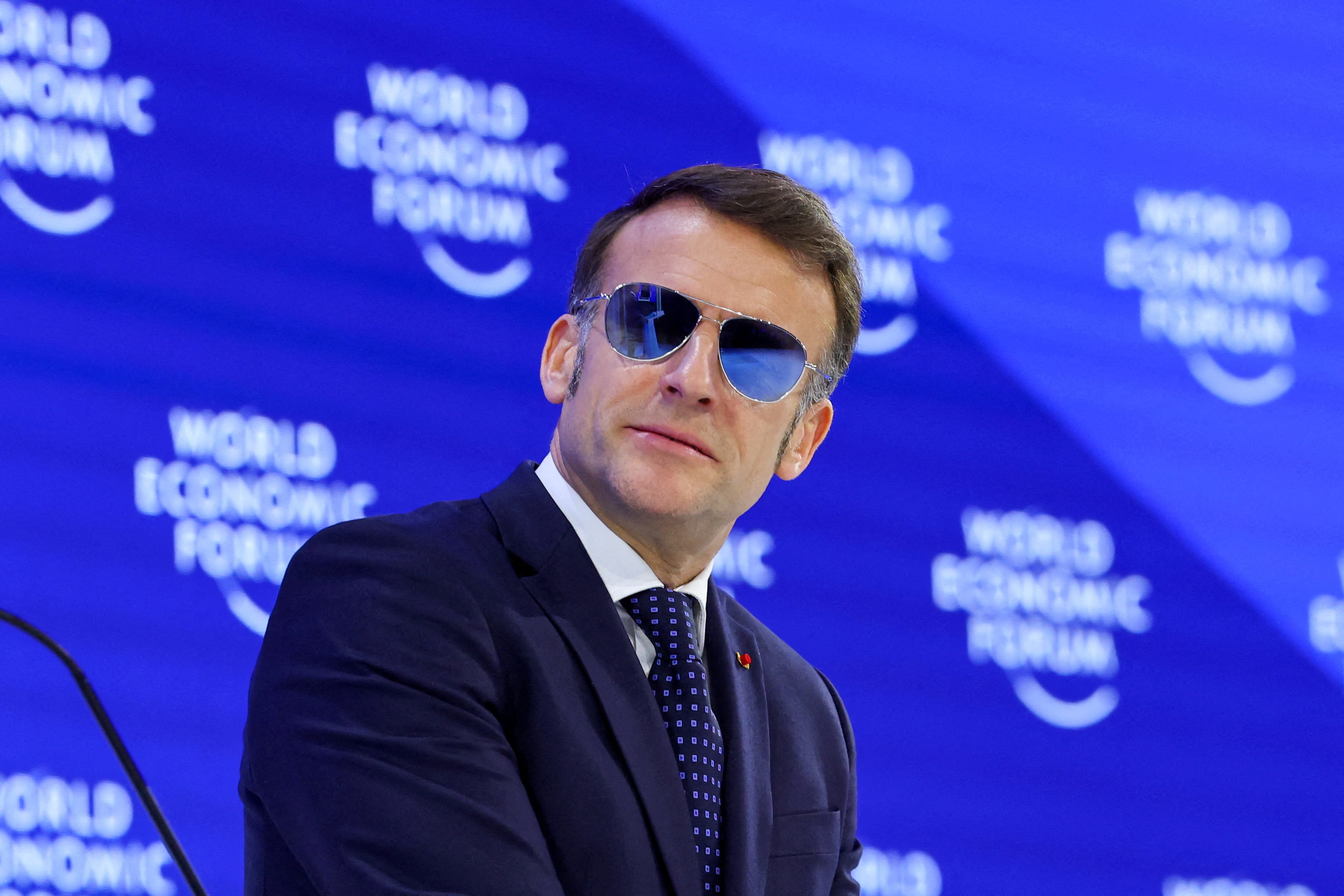 En enero pasado, el presidente francés, Emmanuel Macron, dio que hablar por los anteojos que lució en el World Economic Forum de Davos, Suiza (REUTERS/Denis Balibouse)