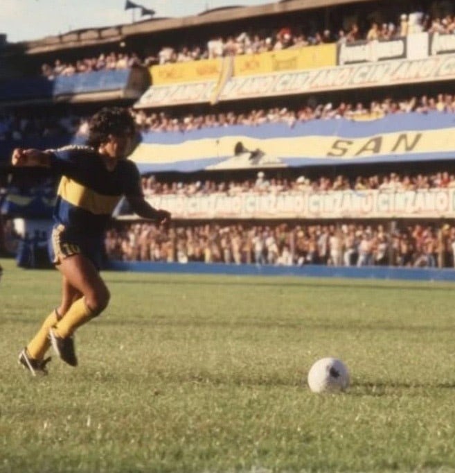 A punto de convertir su primer gol oficial en Boca