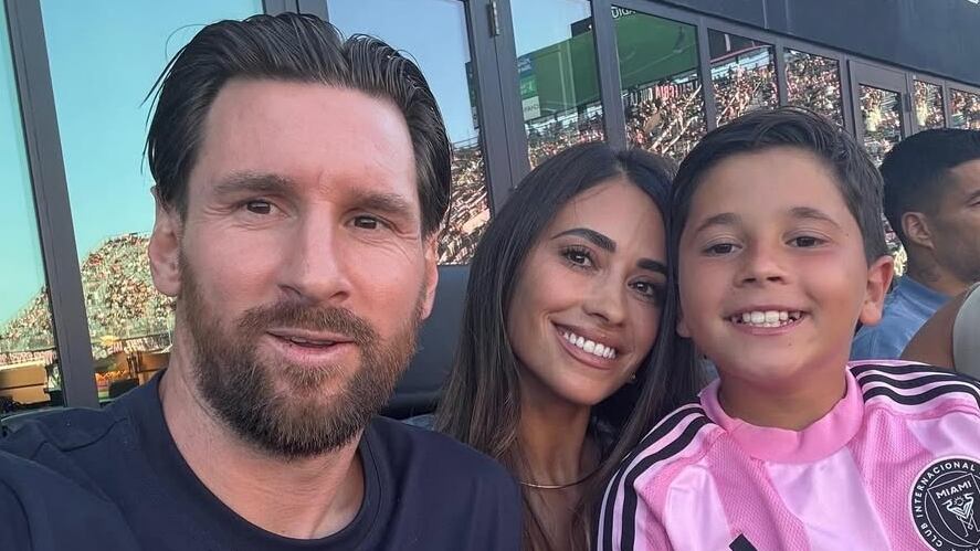 Lionel Messi junto a su esposa, Antonela, y su hijo Mateo (Instagram @antonelaroccuzzo)