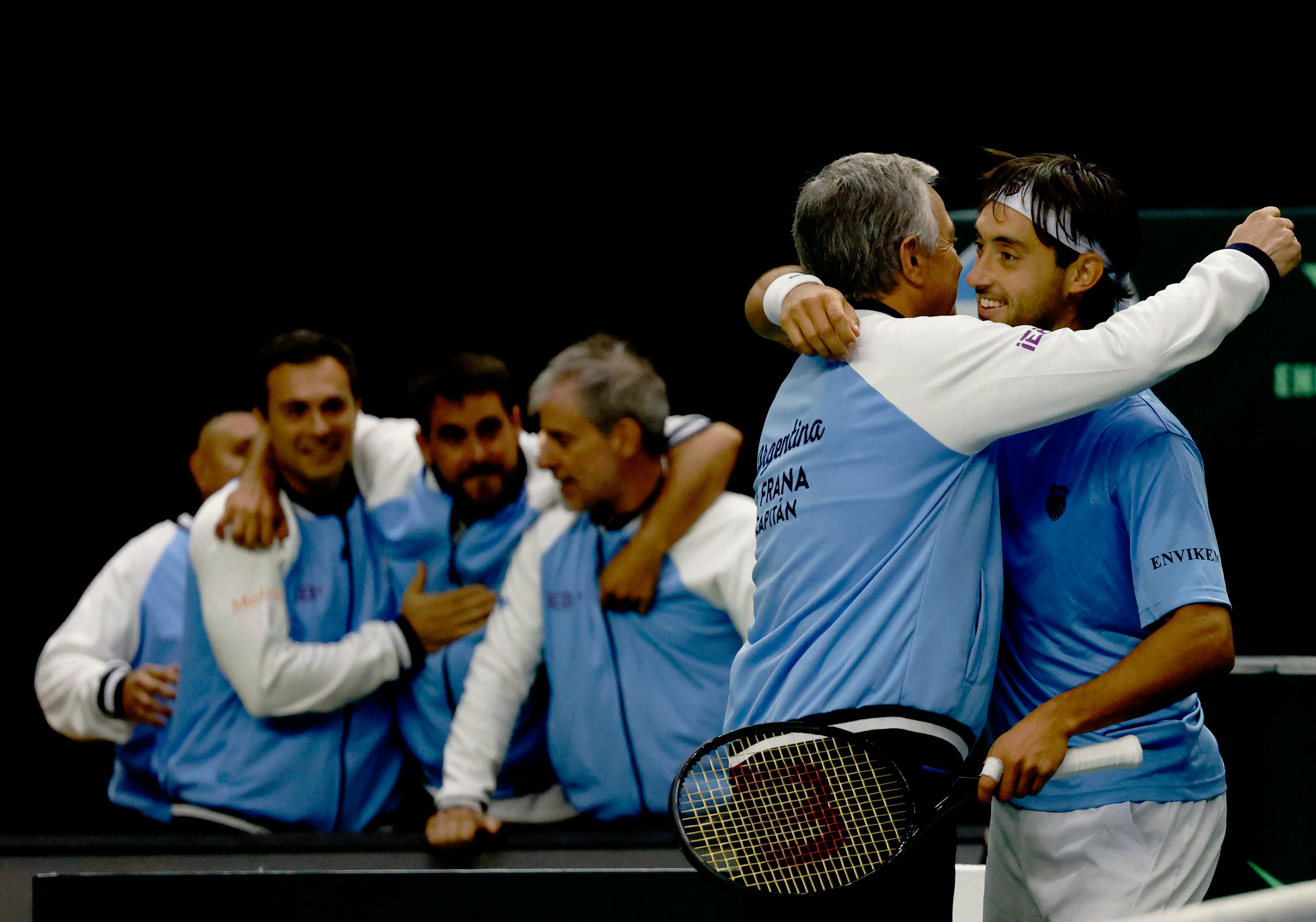 El abrazo de Thiago Tirante con el capitán Javier Frana tras el triunfo del argentino en el primer punto de la serie (Fuente: REUTERS/Kim Soo-Hyeon)