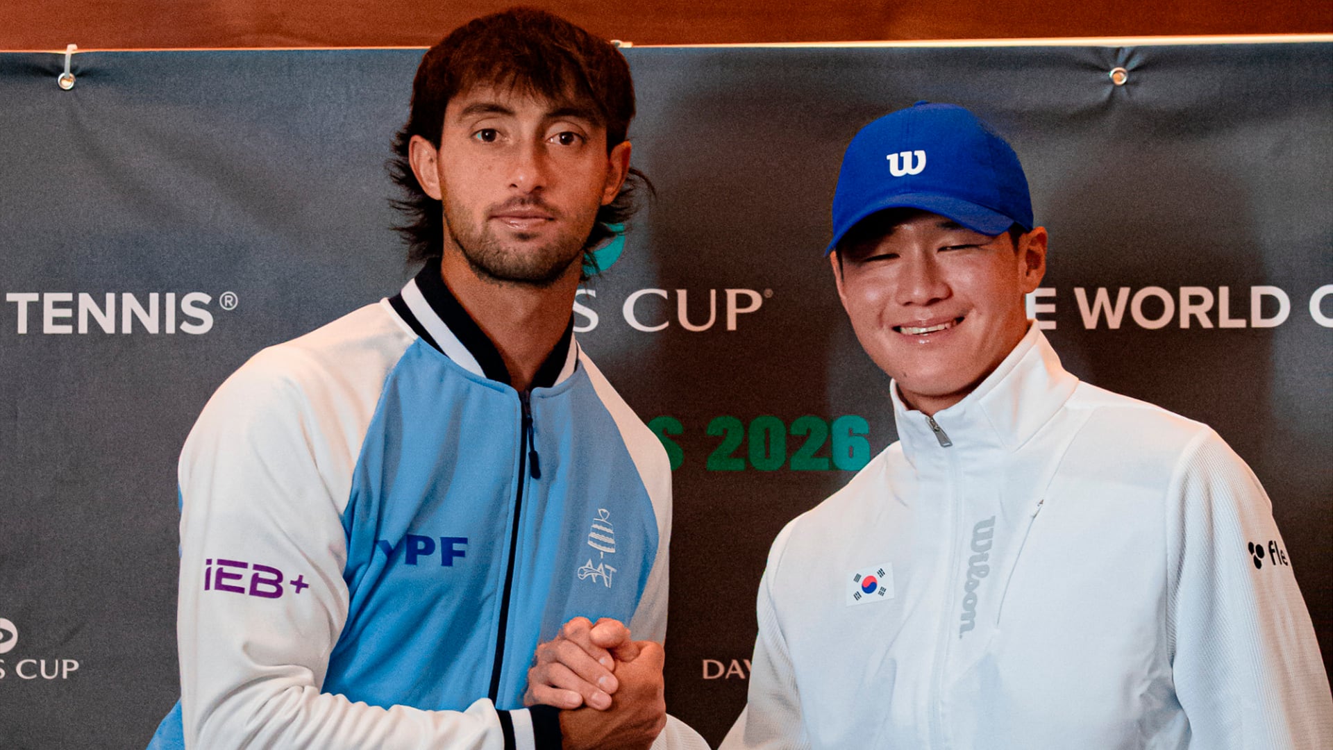 Las dos principales raquetas de la serie entre Argentina y Corea del Sur, Thiago Tirante y Soon Woo Kwon, que podrían enfrentarse el domingo (Crédito: Prensa AAT)