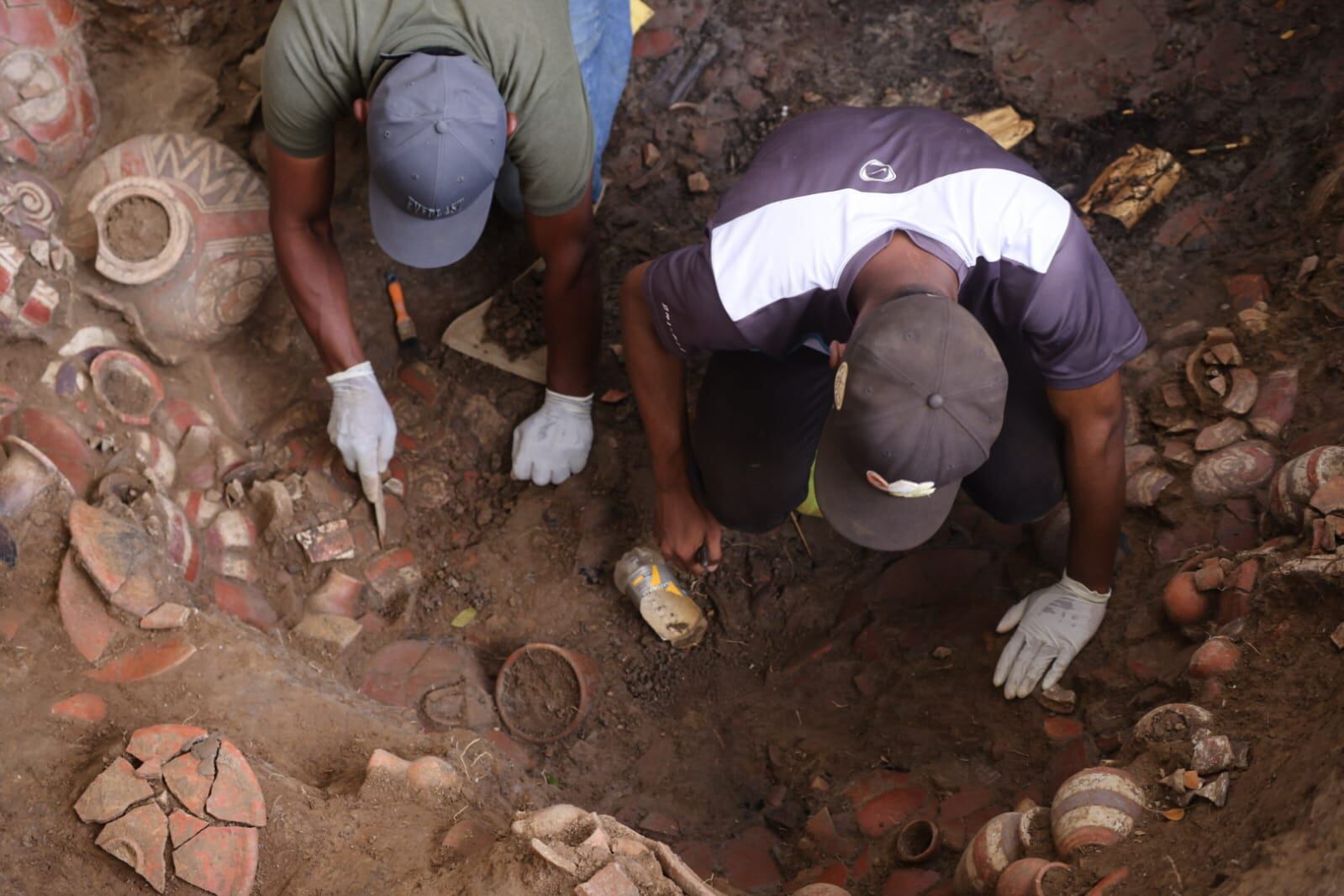 Excavación arqueológica en El Caño revela la compleja disposición de entierros múltiples que caracterizan la necrópolis de la tradición Gran Coclé. Cortesía MiCultura