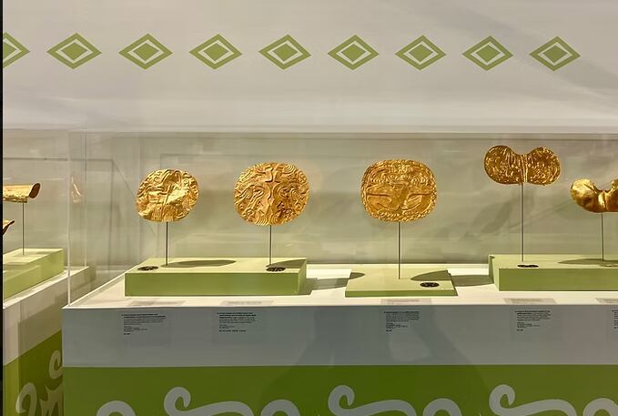 Detalle de objetos metálicos y cerámicos hallados en excavaciones previas que evidencian el alto estatus de los individuos enterrados en la necrópolis. Cortesía Fundación El Caño