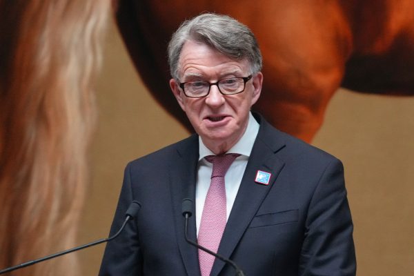 Arrestaron al ex embajador británico en Estados Unidos, Peter Mandelson, por las revelaciones del caso Epstein