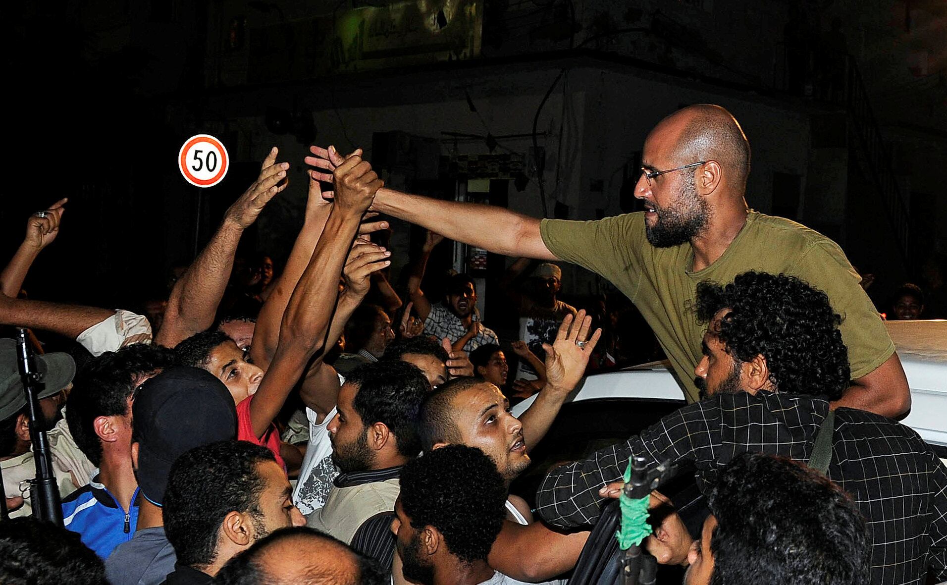 FOTO DE ARCHIVO: Saif Al-Islam, hijo de Muammar Gaddafi, saluda a sus partidarios en Trípoli el 23 de agosto de 2011 REUTERS/Paul Hackett/Foto de archivo