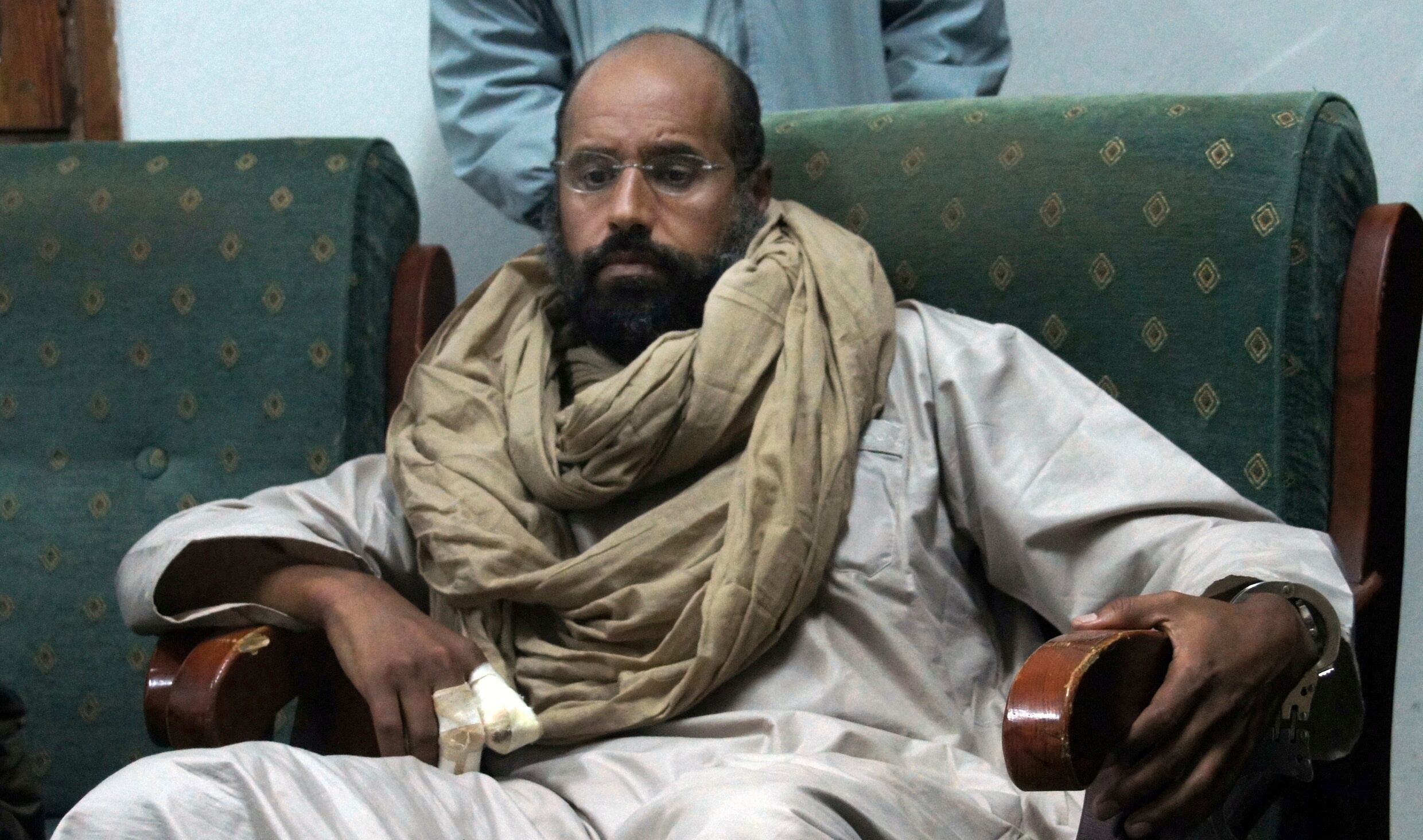 ARCHIVO - Saif Al Islam Gadafi aparece tras su captura, retenido por combatientes revolucionarios en Zintan, Libia, el 19 de noviembre de 2011 (AP Foto/Ammar El-Darwish, Archivo)