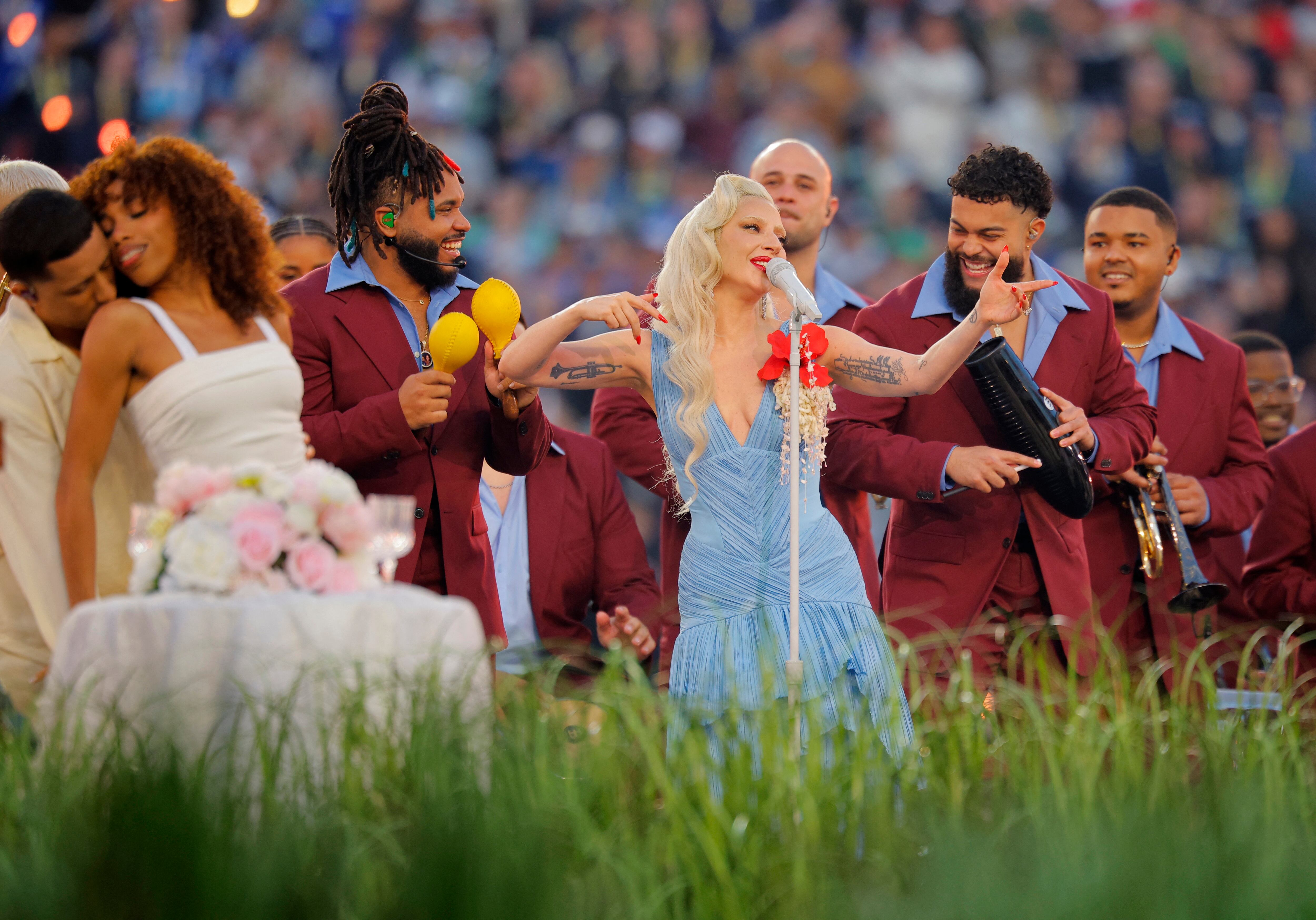 Lady Gaga hizo su aparición en medio de una boda de ficción (REUTERS/Mike Blake)