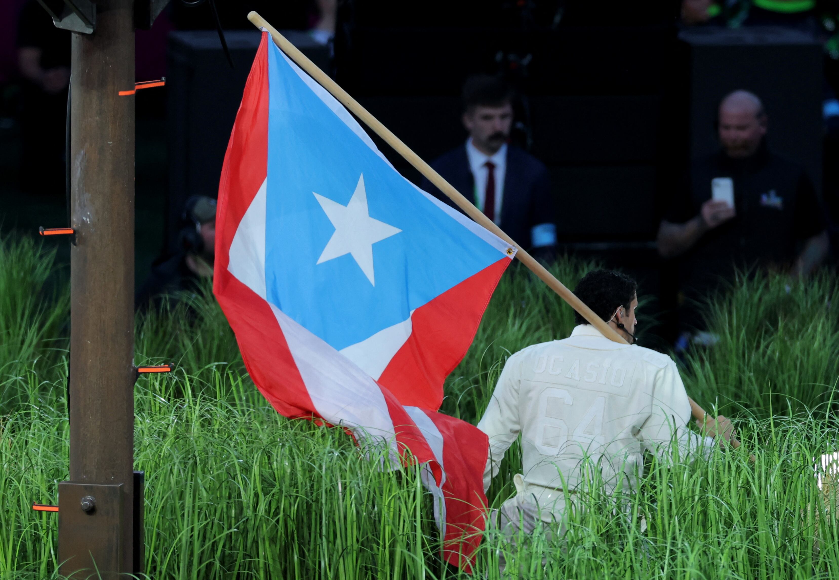 Bad Bunny ondeó la bandera de Puerto Rico (REUTERS/Carlos Barria)