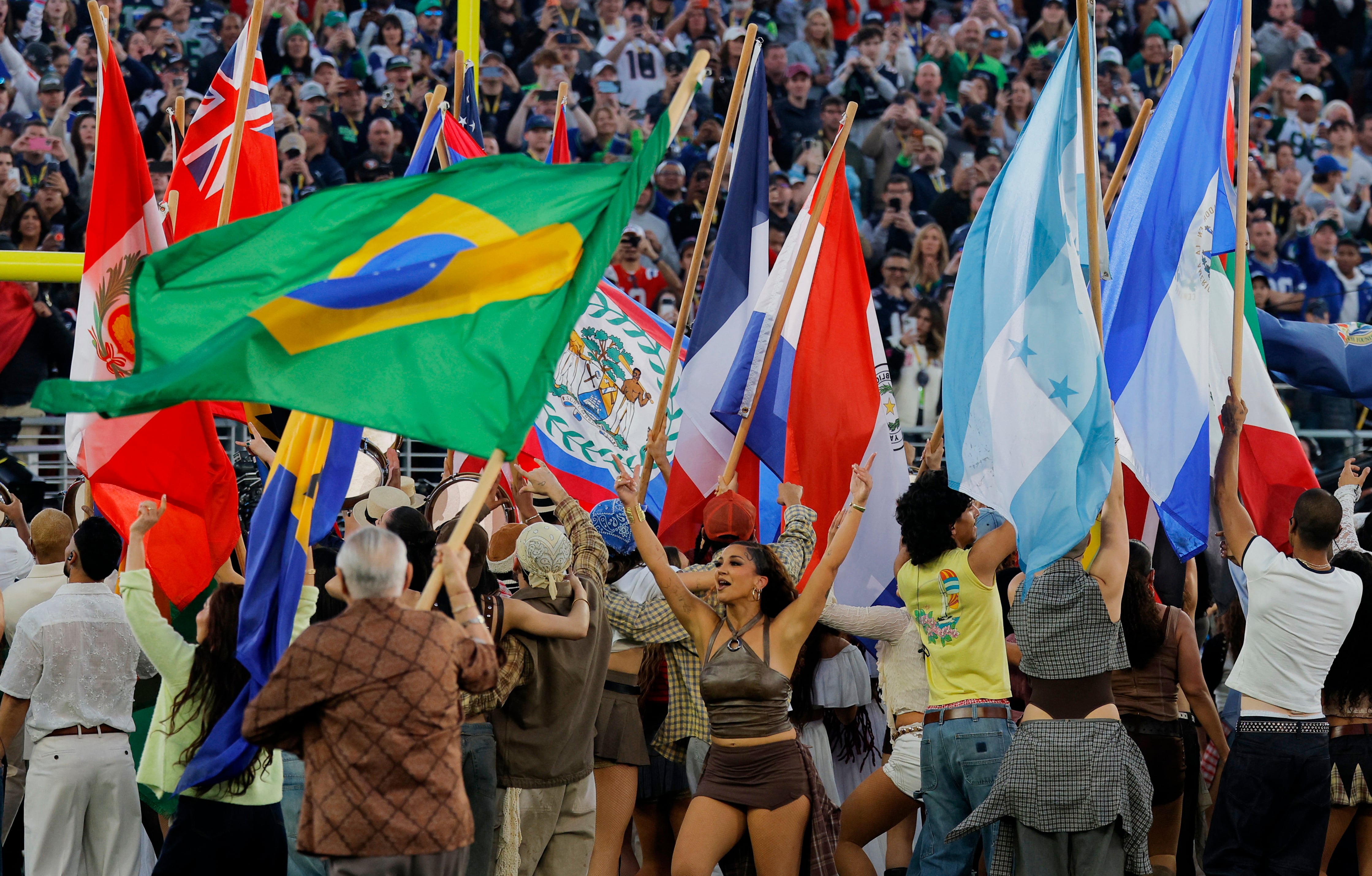 Las banderas de todos los países de latinoamérica ondearon en el estadio (REUTERS/Mike Blake)
