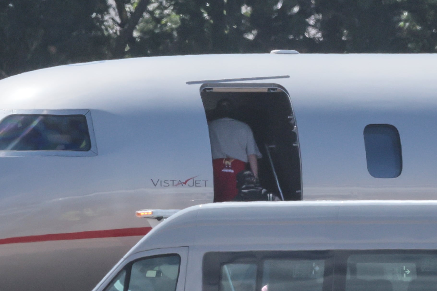 La despedida de Bad Bunny del país incluyó un convoy directo al FBO del Aeropuerto Internacional de Ezeiza, sector reservado para vuelos privados