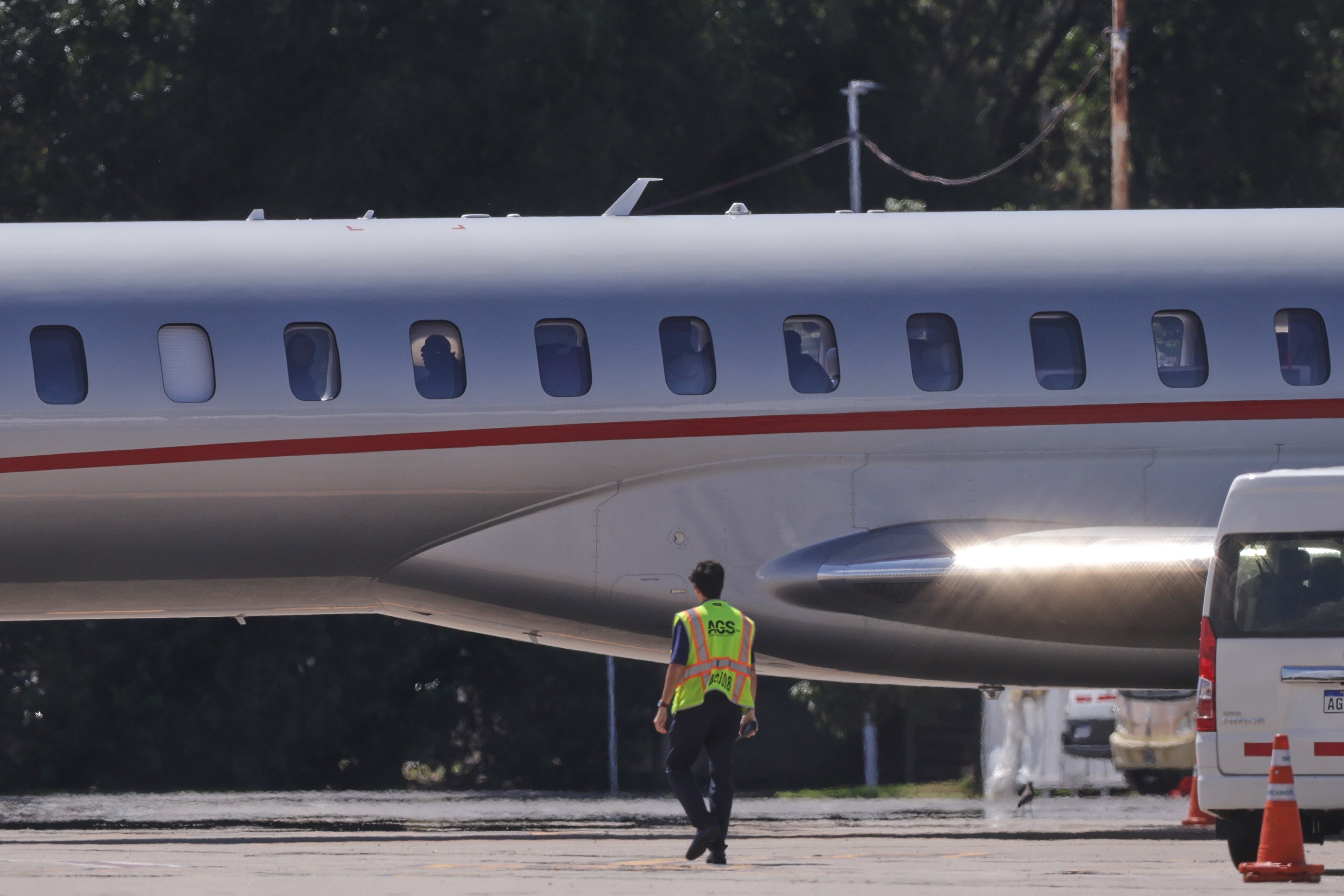La llegada del artista al sector privado del Aeropuerto de Ezeiza se caracterizó por estrictas medidas que incluyeron un cordón humano de seguridad, demoras técnicas breves y un operativo destinado a evitar exposición pública