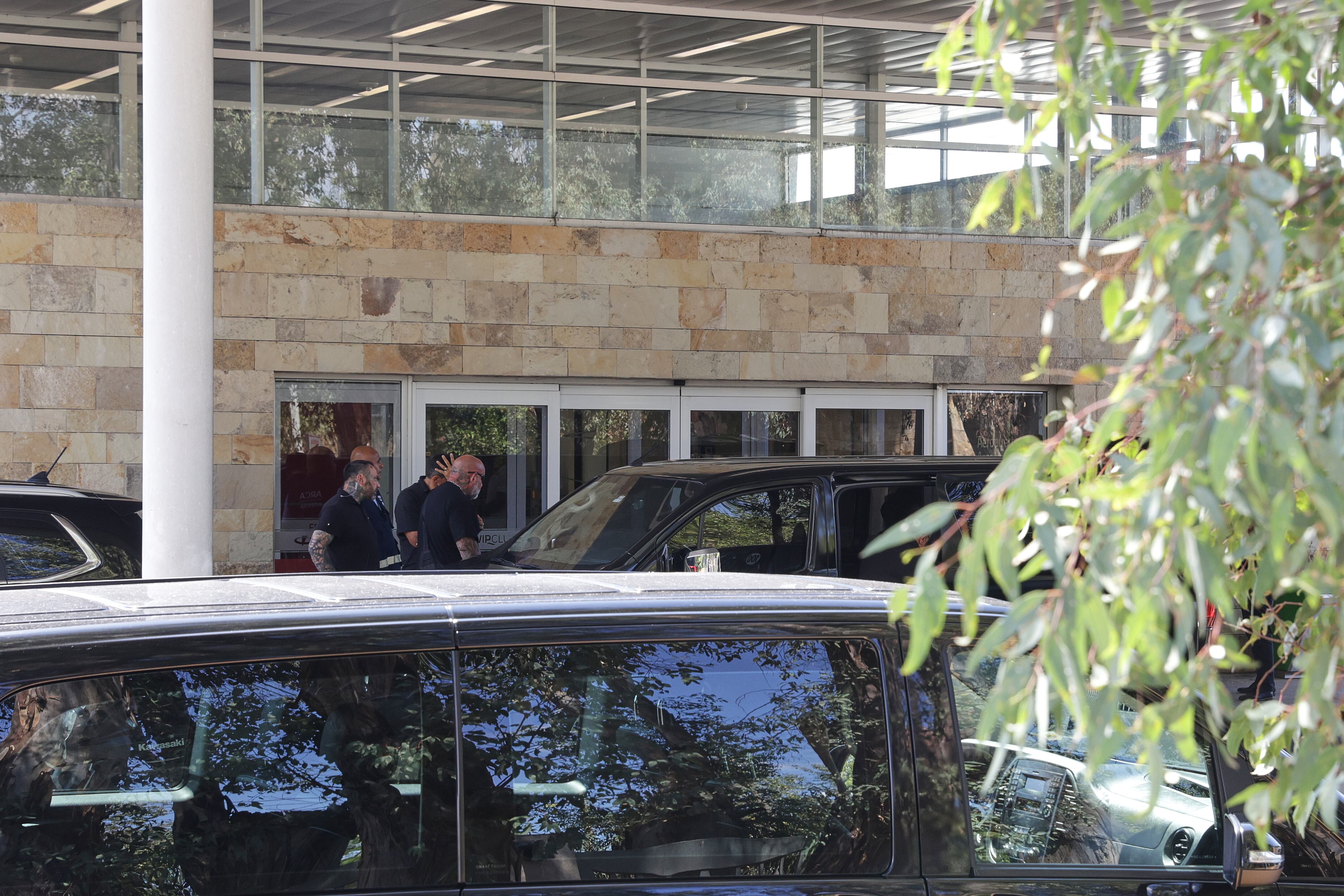 Bad Bunny abandonó Argentina bajo un estricto operativo de seguridad privada, sin contacto con sus fanáticos ni declaraciones públicas (Crédito: RS Fotos)