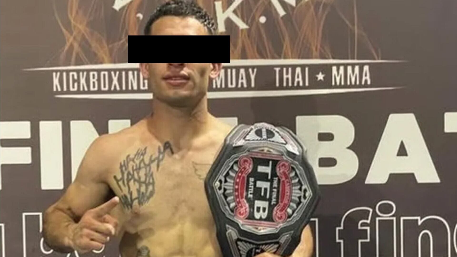 El luchado de kickboxing atacado