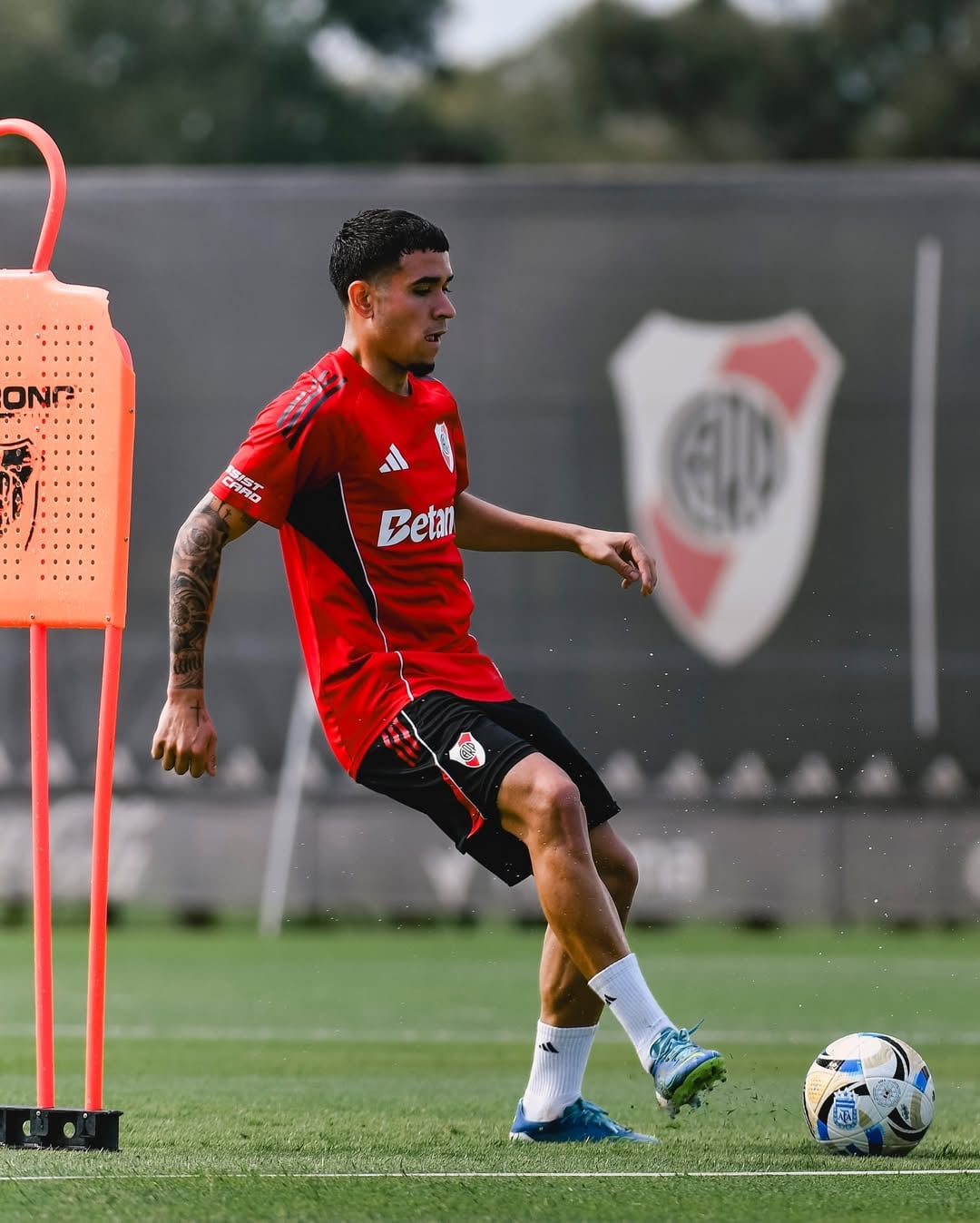 Kendry Páez figura en la nómina y podría tener sus primeros minutos con la camiseta de River