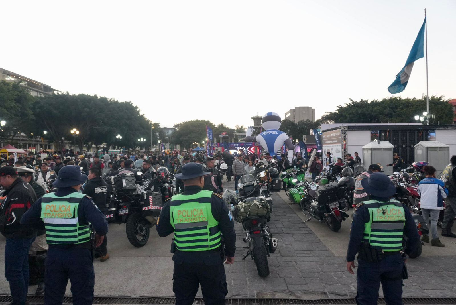 Los participantes en la caravana se congregaron desde la madrugada del siete de febrero en la Plaza de la Constitución./ (PNC de Guatemala)