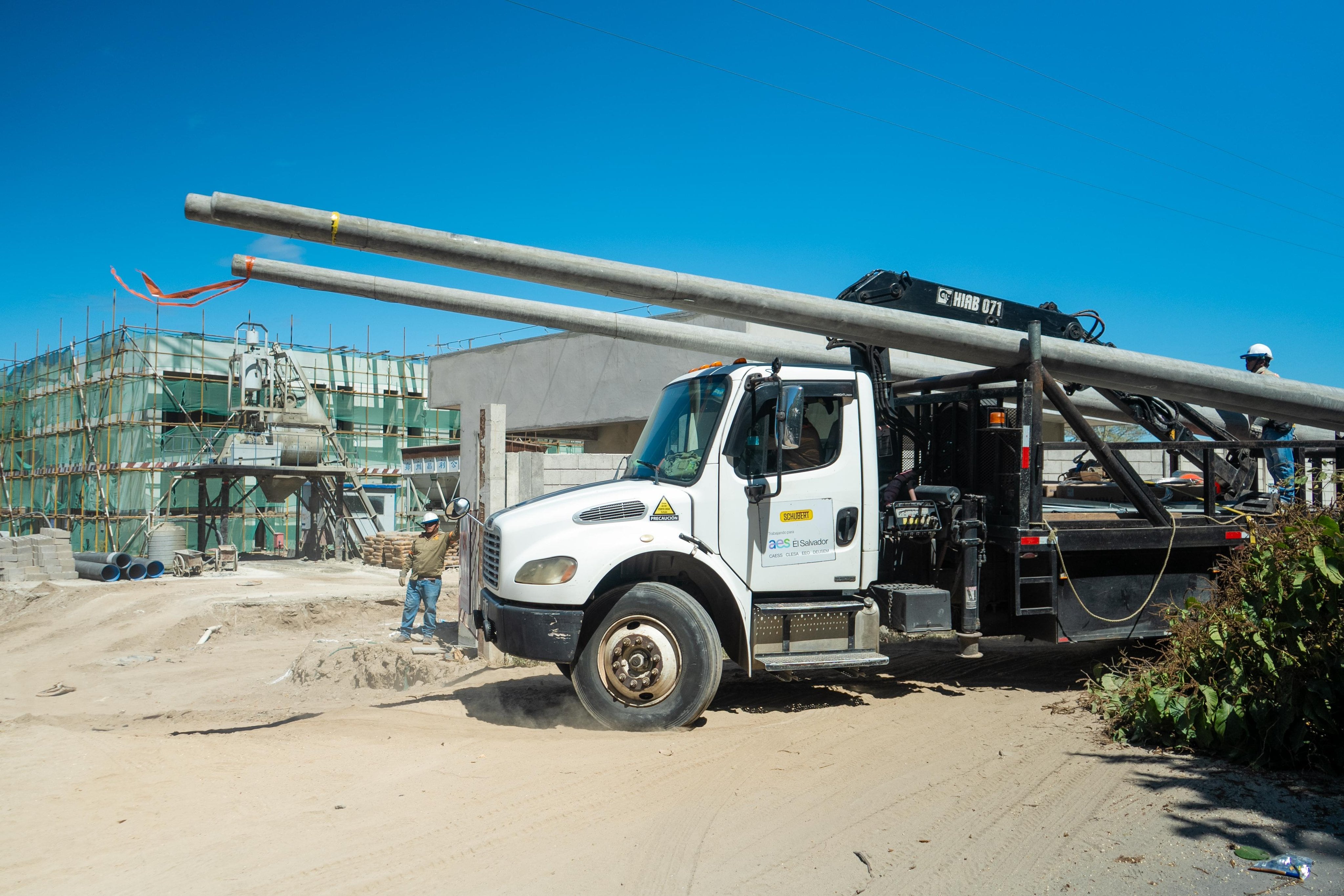 El personal de Anda se ha encargado de la movilización e instalación de los postes que forman parte de la red eléctrica./(Redes de Anda)