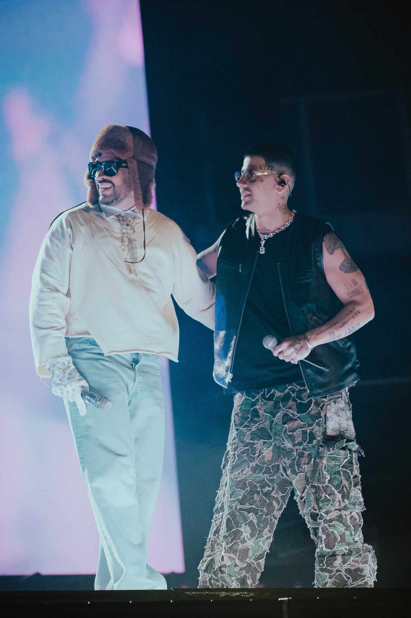 Bad Bunny, con un gorro de piel y gafas de sol, comparte el escenario con Duki en el estadio River Plate durante la segunda noche de su exitosa gira. (Victoria Dragonetti)
